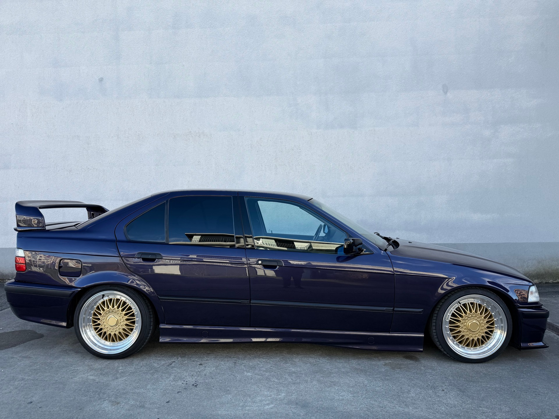 BMW 325i-showroom-element-1