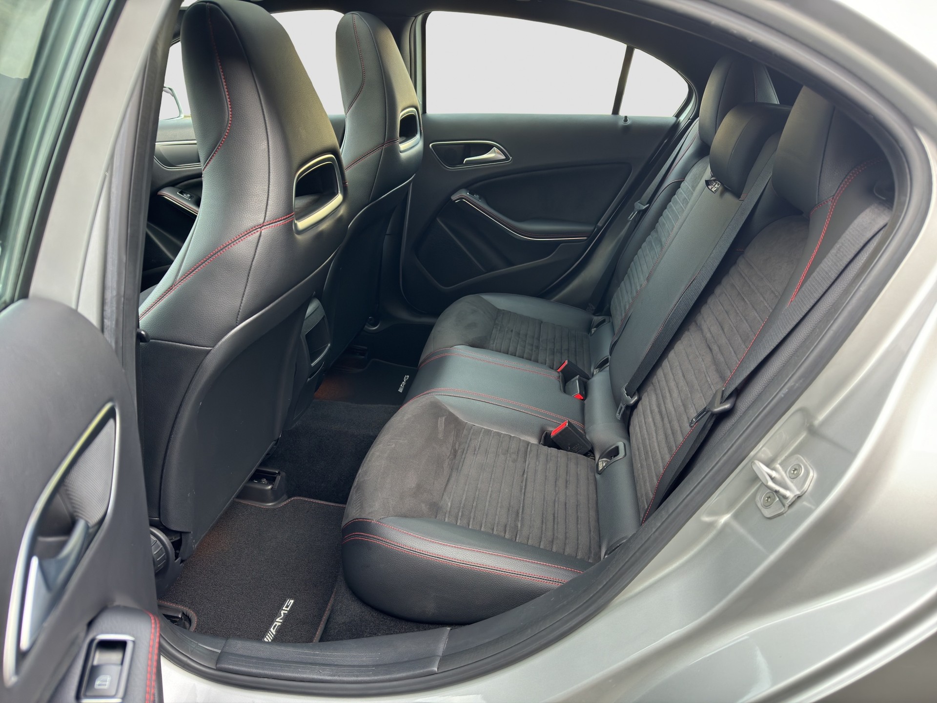 MERCEDES-BENZ A 250 AMG Line 4Matic 7G-DCT-image-10