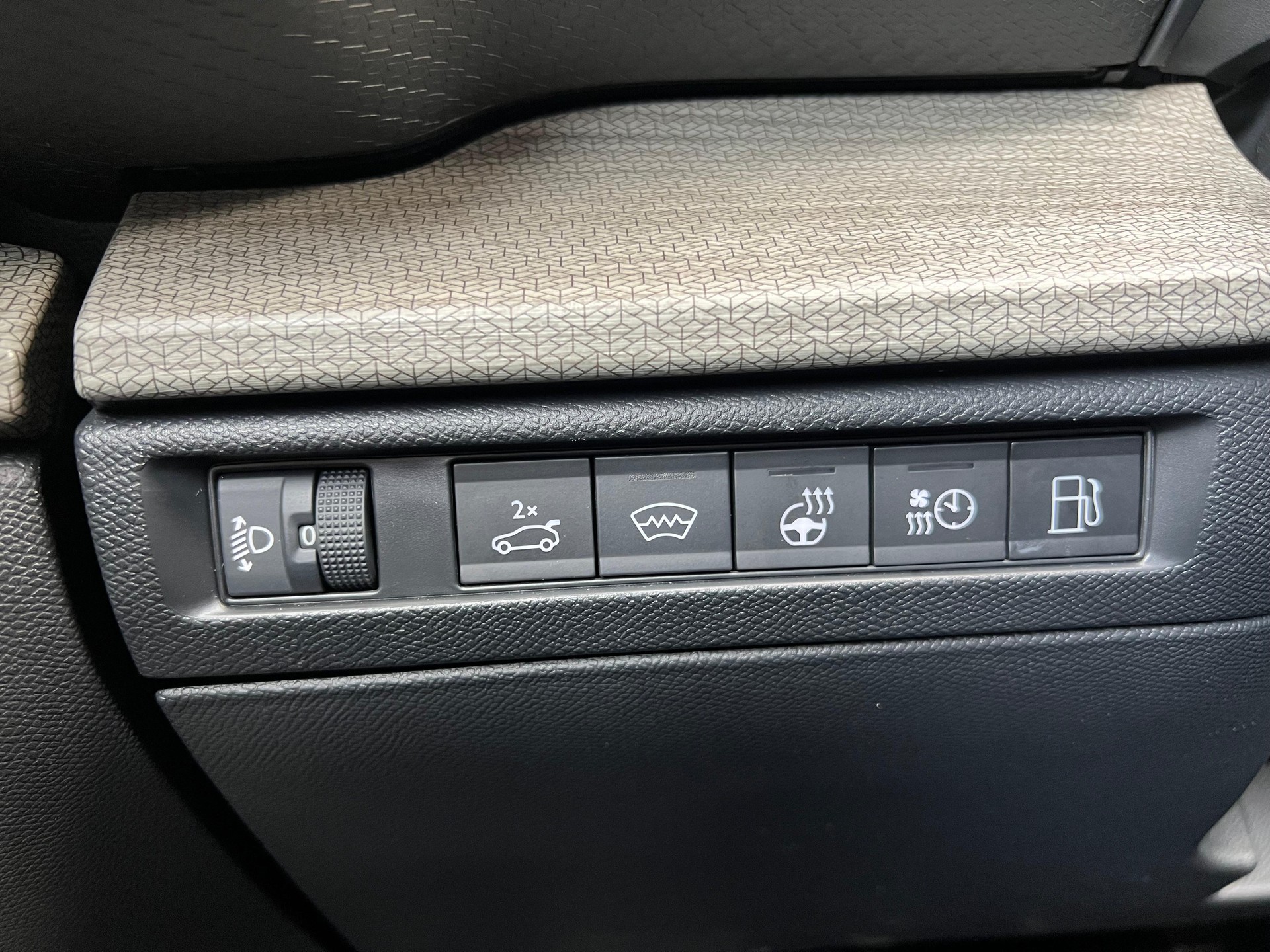 CITROEN C5 X 1.6 Plug-in Hybrid Shine Pack-image-16