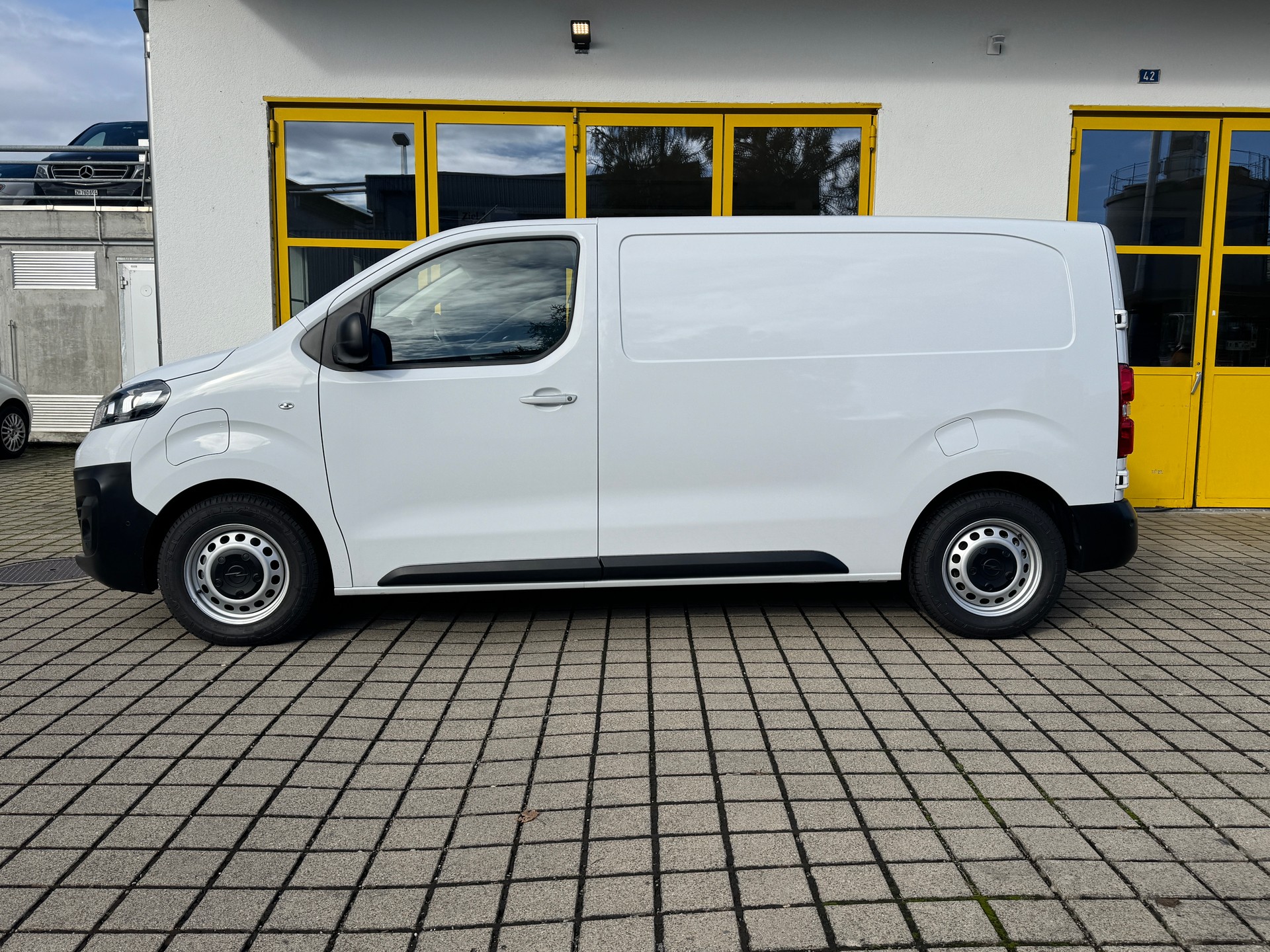 OPEL Vivaro Cargo-e 75 kWh M-image-4