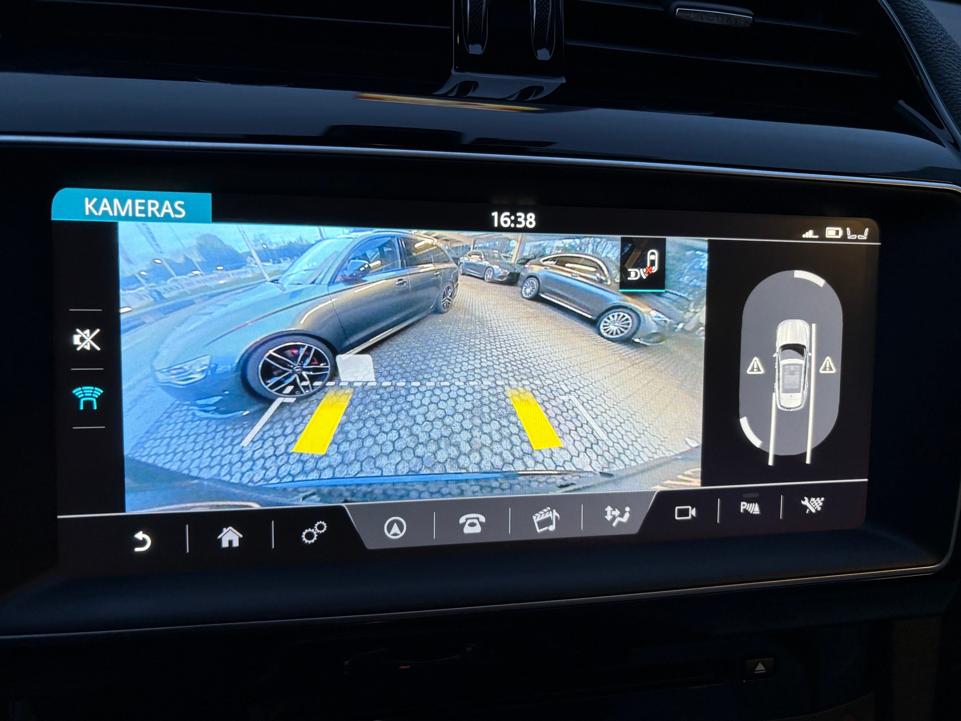 JAGUAR F-Pace 2.0d Portfolio AWD-image-8