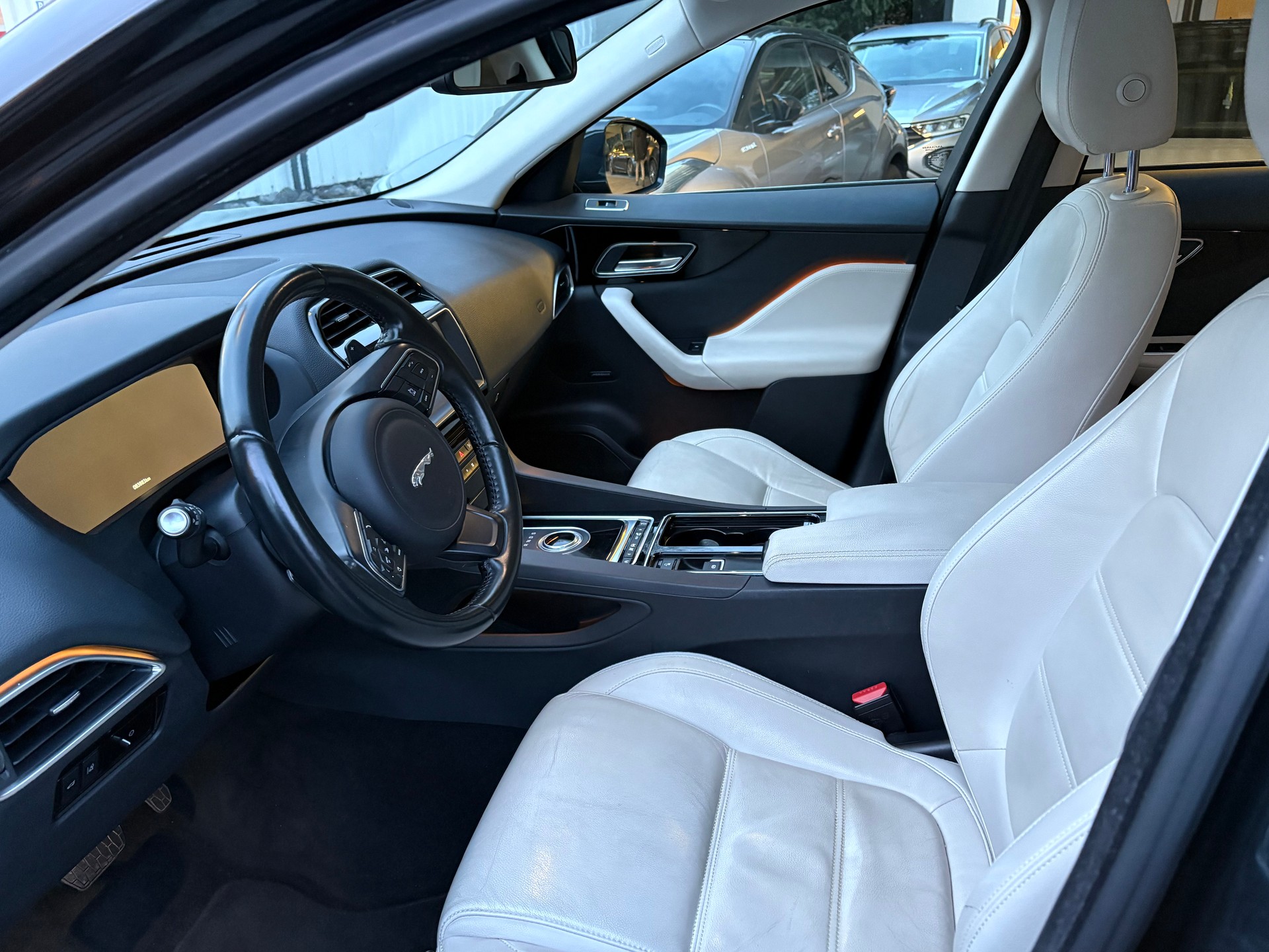 JAGUAR F-Pace 2.0d Portfolio AWD-image-5
