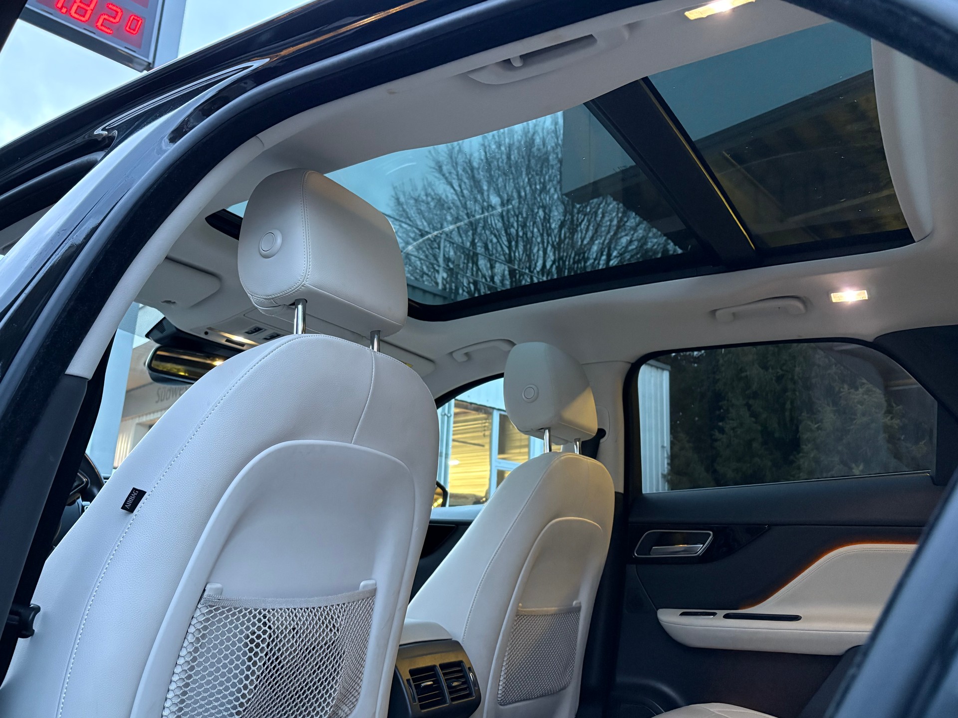 JAGUAR F-Pace 2.0d Portfolio AWD-image-10