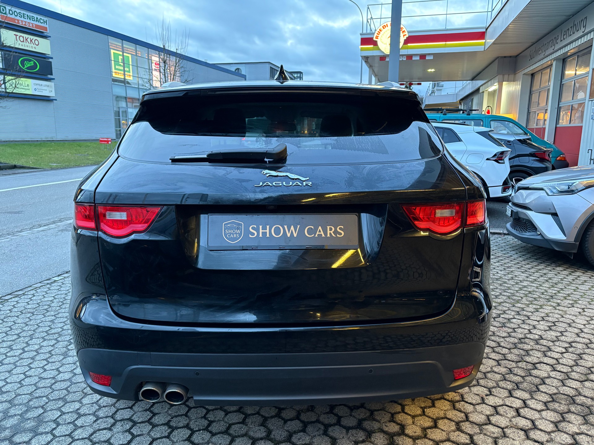 JAGUAR F-Pace 2.0d Portfolio AWD-image-4