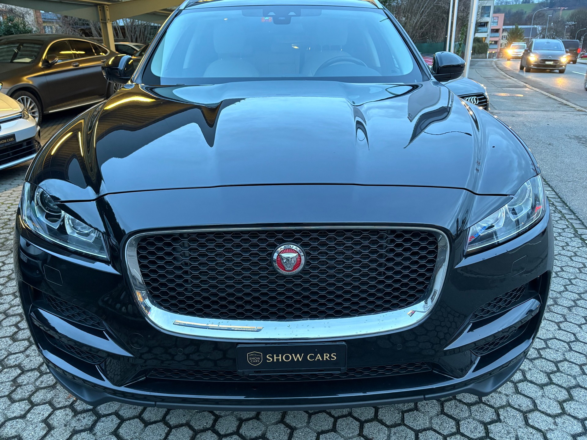 JAGUAR F-Pace 2.0d Portfolio AWD-image-3