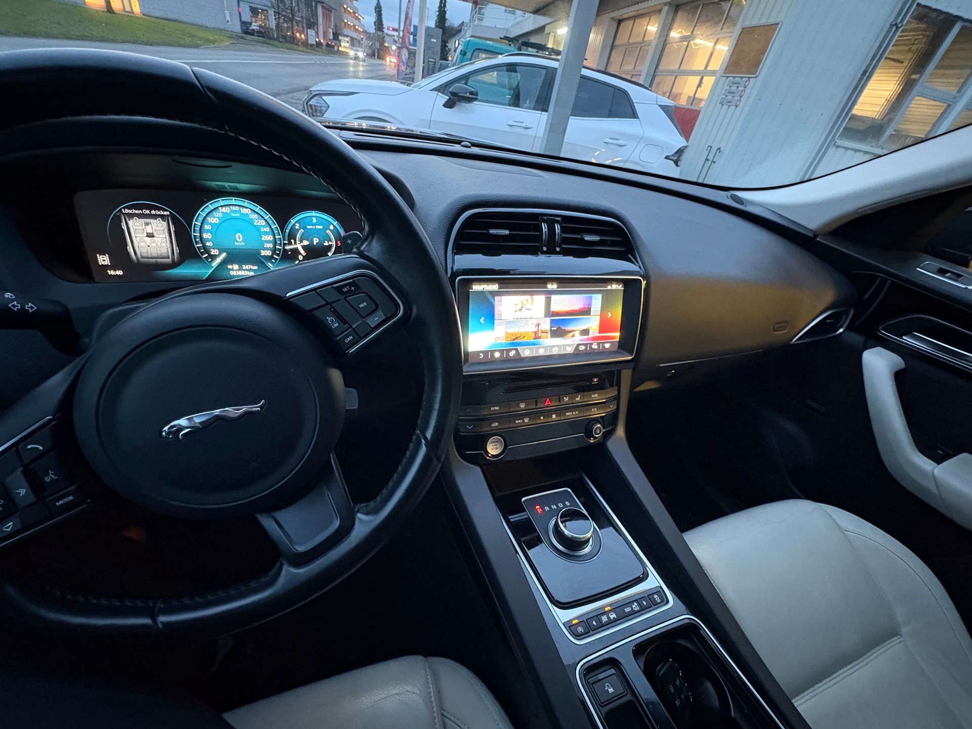 JAGUAR F-Pace 2.0d Portfolio AWD-image-11