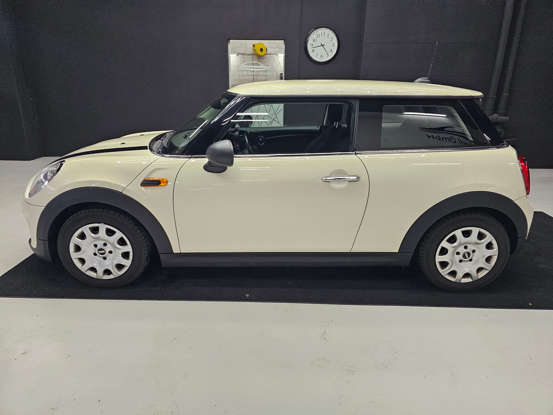 MINI One First-showroom-element-3