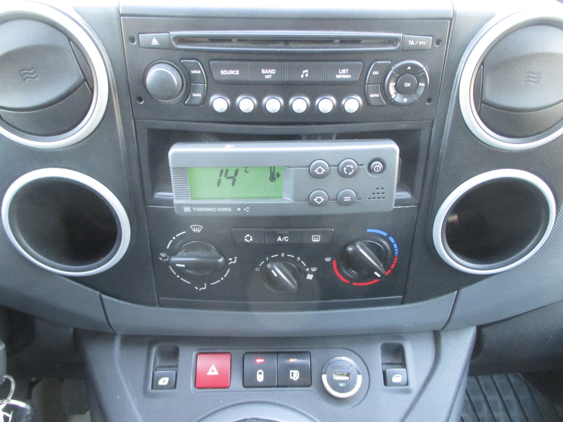 PEUGEOT Partner 1.6 e-HDI Urban Pack-image-13