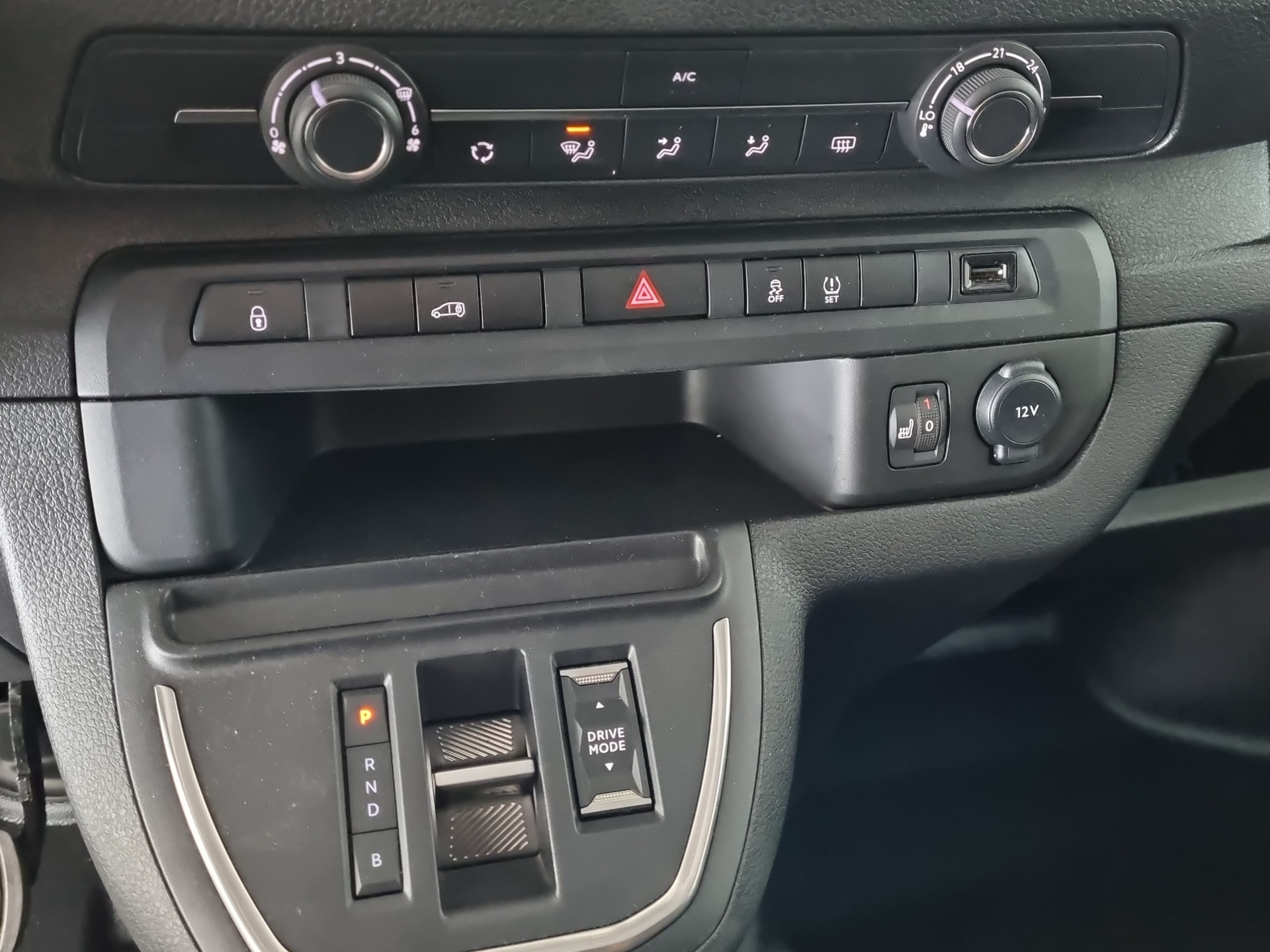 PEUGEOT e-Expert Premium 50 KWh Standard L2 AHK Glastüren-image-13