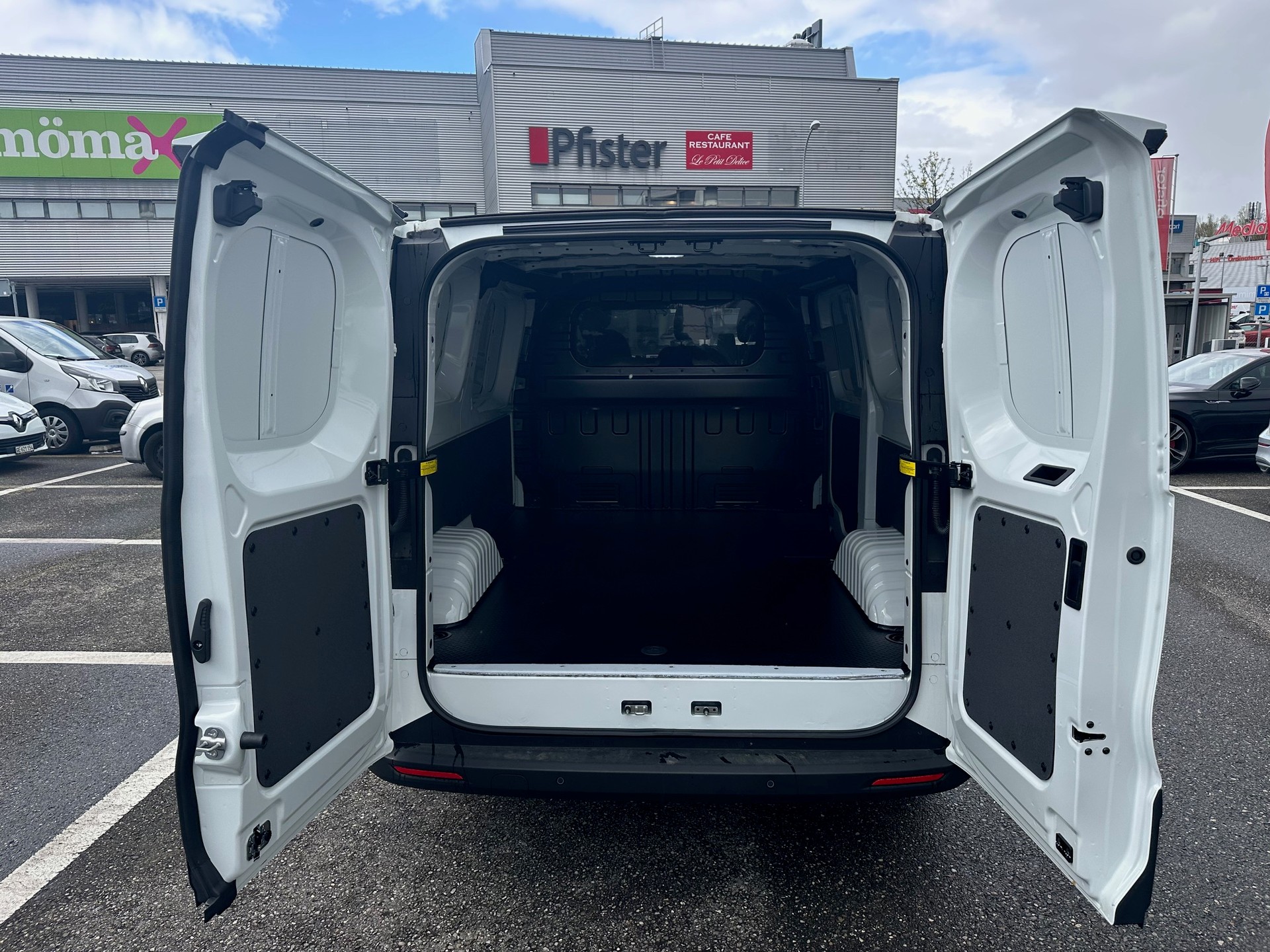 MAXUS eDeliver 7 L1 77kWh-image-6