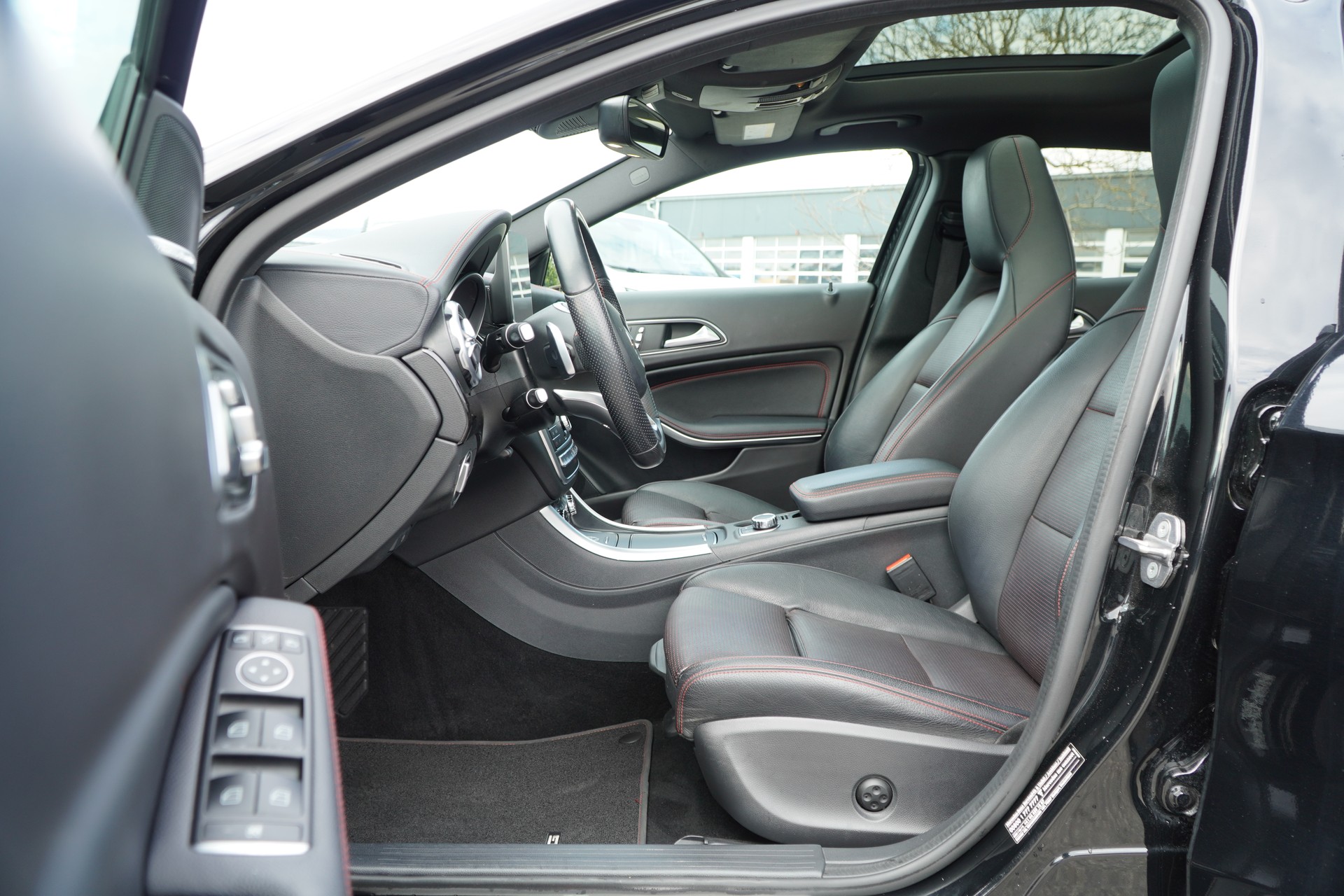 MERCEDES-BENZ GLA 250 AMG Line 4Matic 7G-DCT-image-7