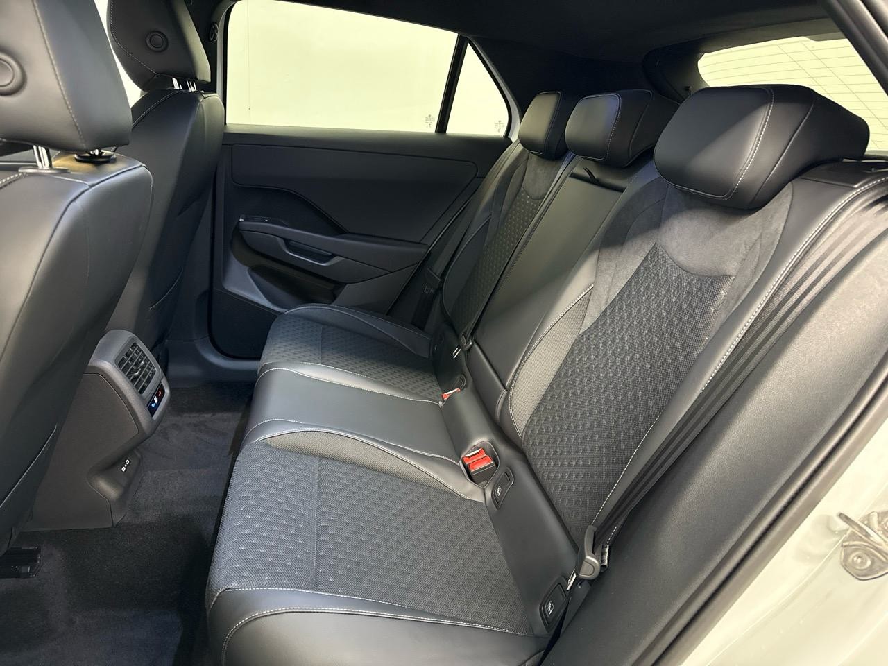 VW T-Roc 1.5 eTSI mHEV R-Line DSG-image-11