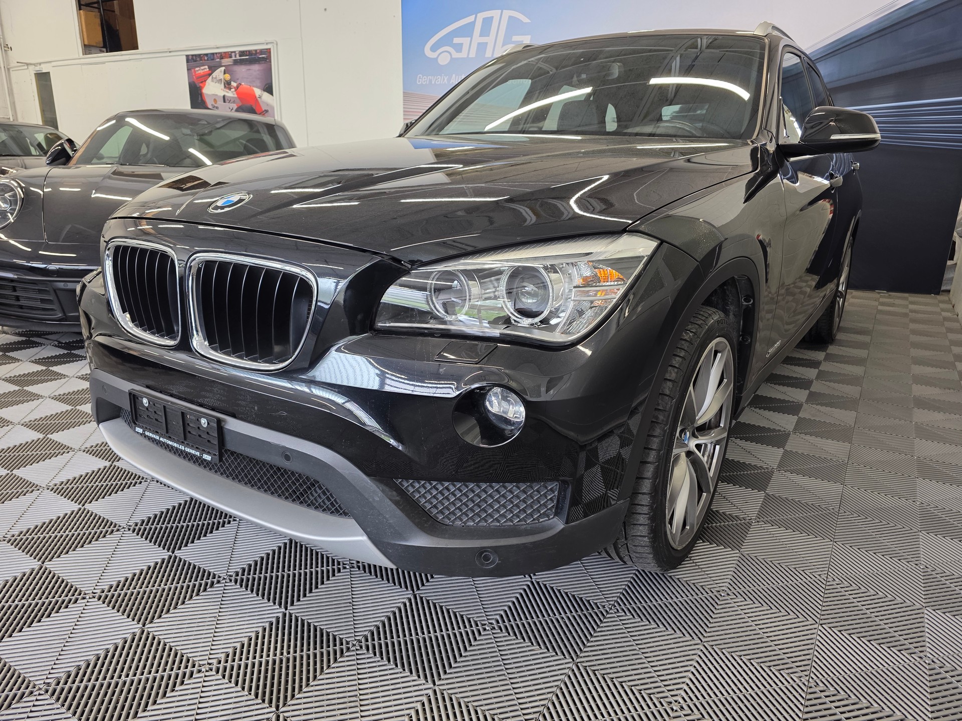 BMW X1 xDrive 28i Steptronic-showroom-element-1