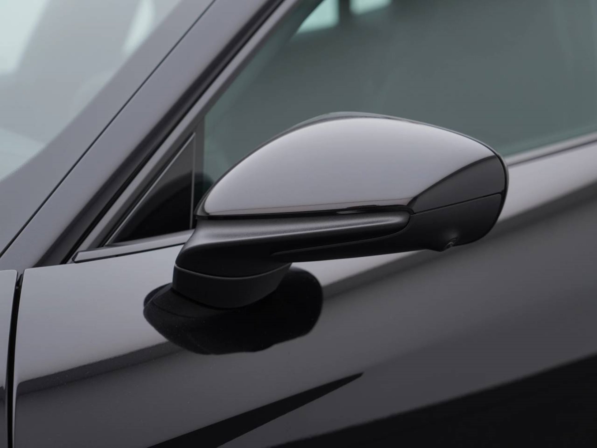 PORSCHE Taycan-image-12