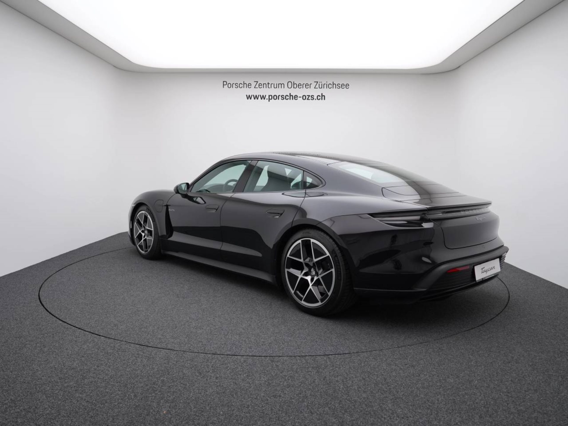 PORSCHE Taycan-showroom-element-2
