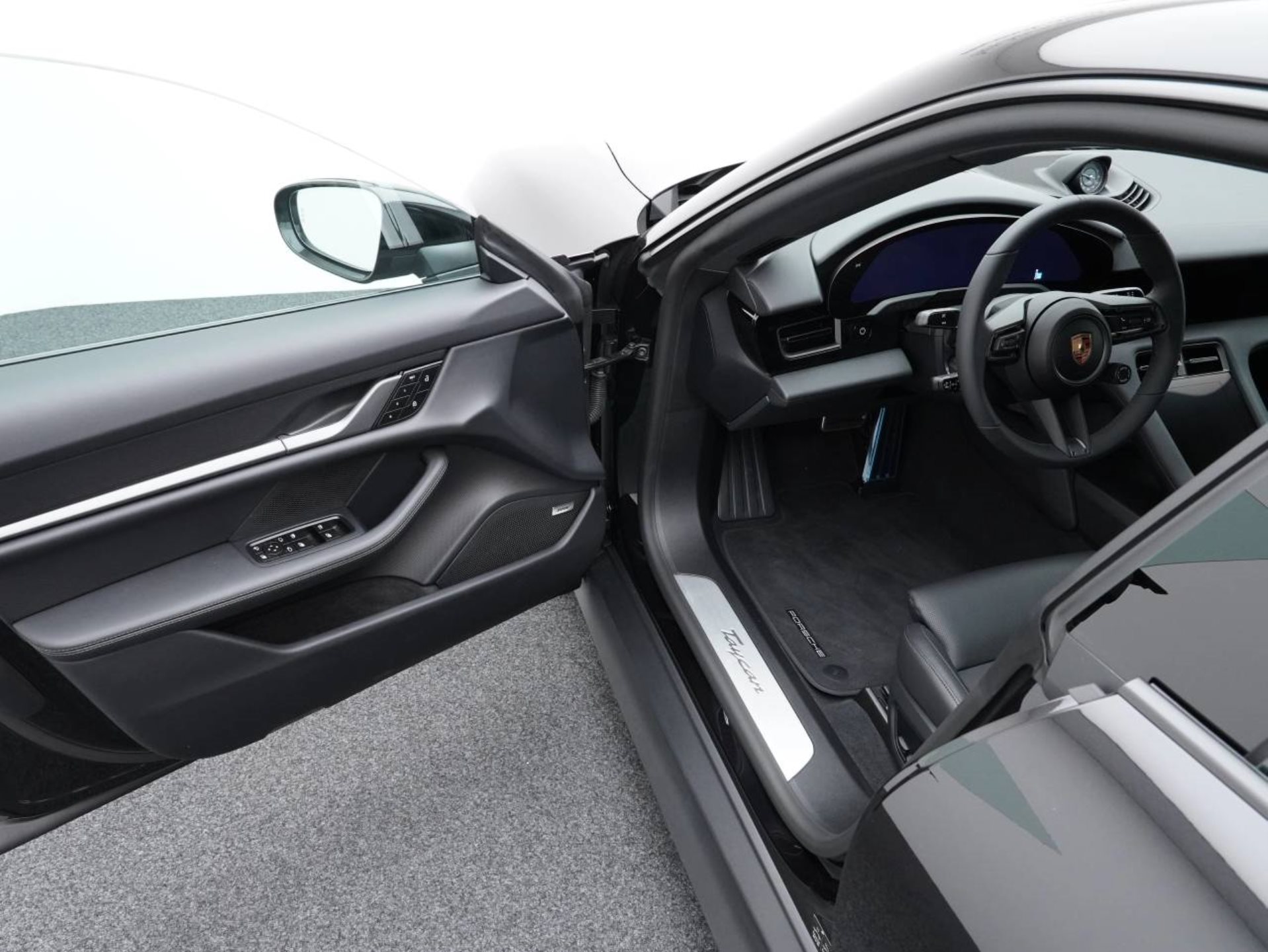PORSCHE Taycan-showroom-element-3