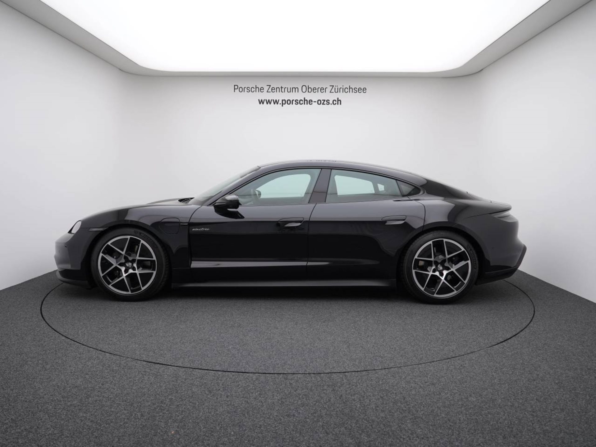 PORSCHE Taycan-showroom-element-1
