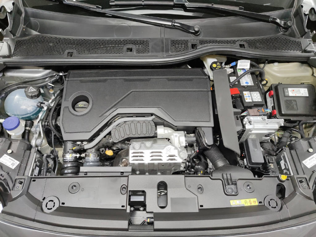 PEUGEOT 208 1.2 Hybrid 145 GT-image-8