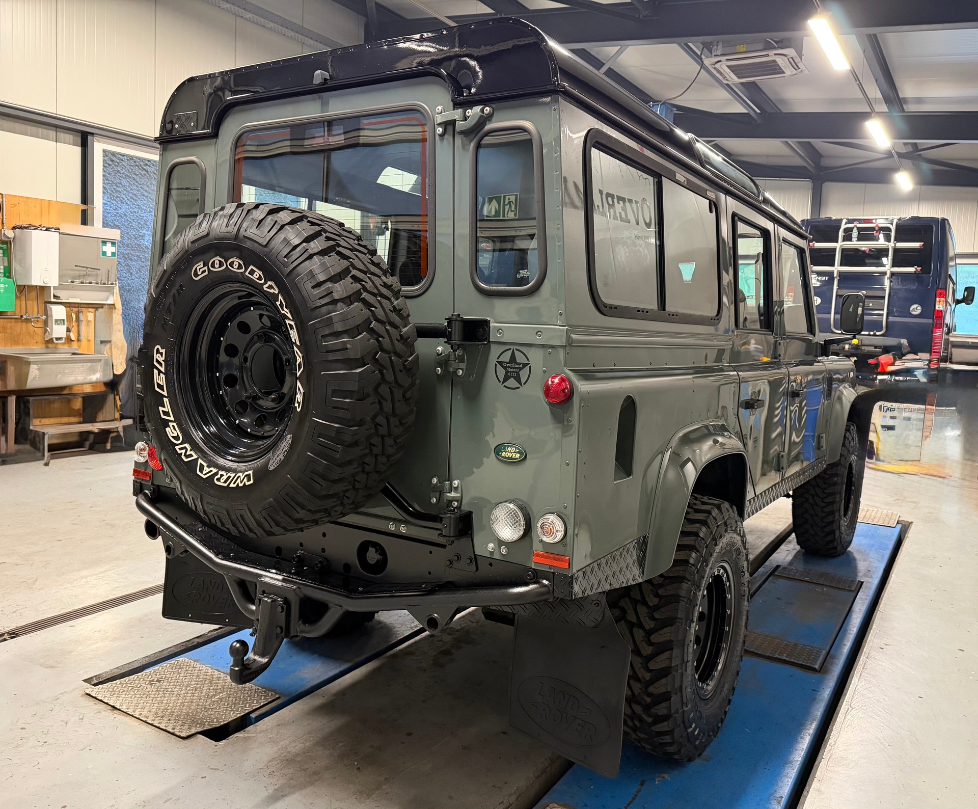 LAND ROVER Defender 110 SW 2.4Tdc-image-4
