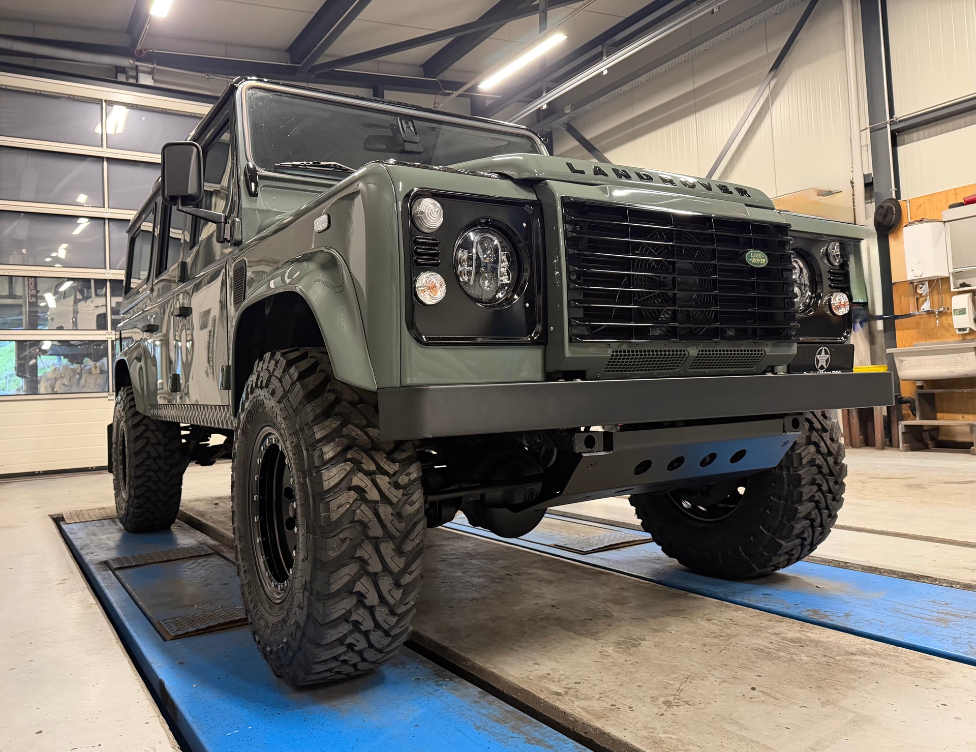LAND ROVER Defender 110 SW 2.4Tdc-image-5
