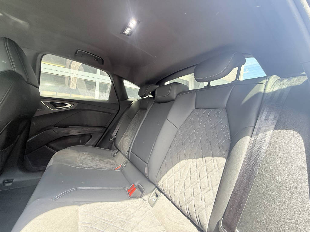AUDI Q4 e-tron Sportback 50 quattro-image-6