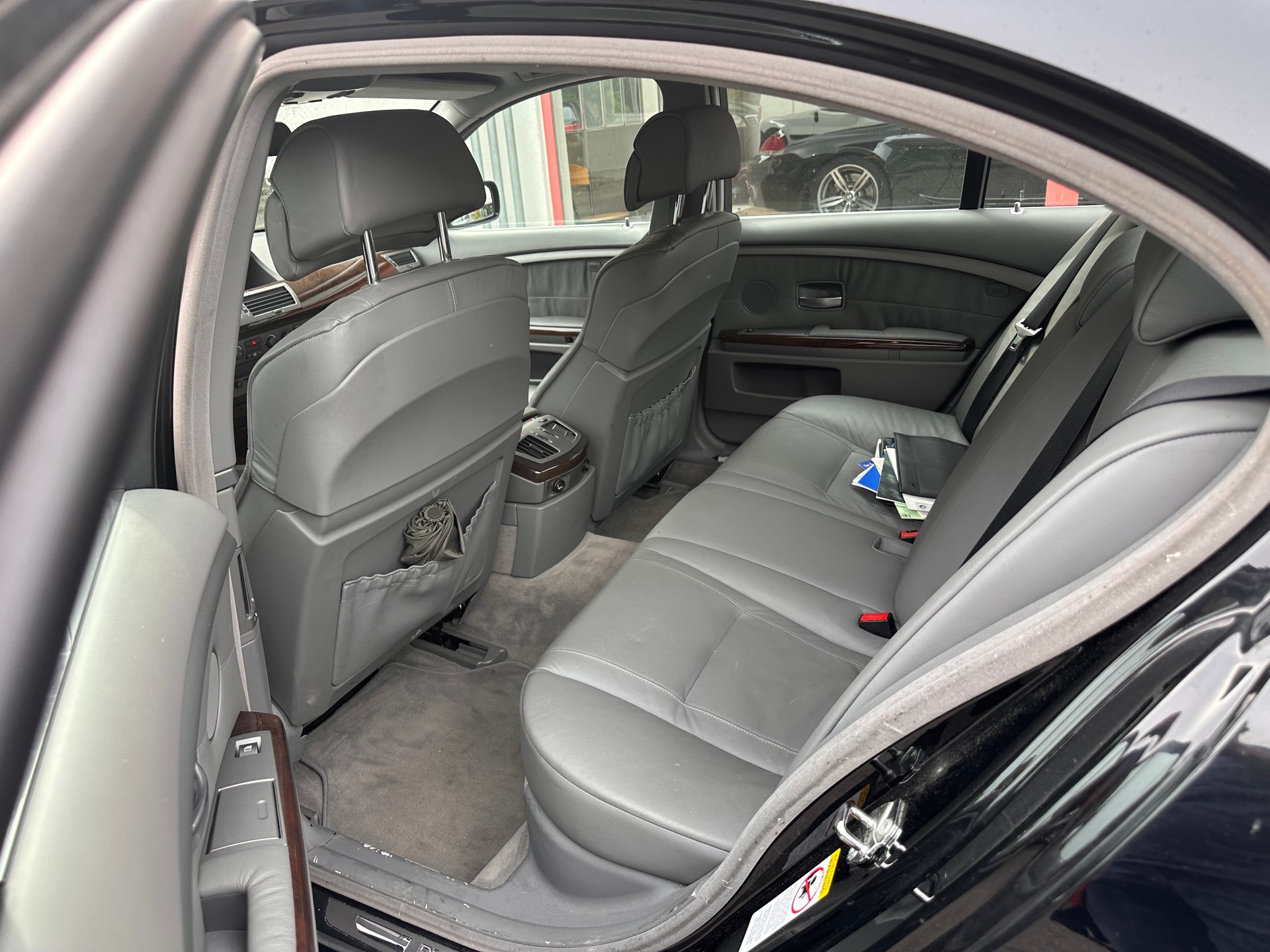 BMW 745i-image-10