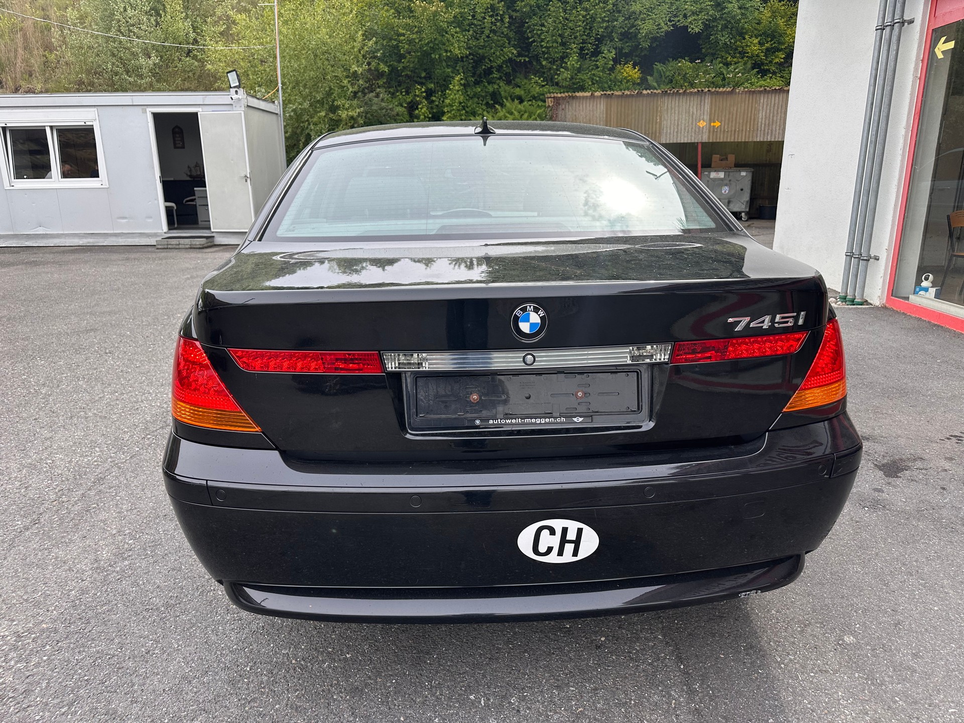 BMW 745i-image-5