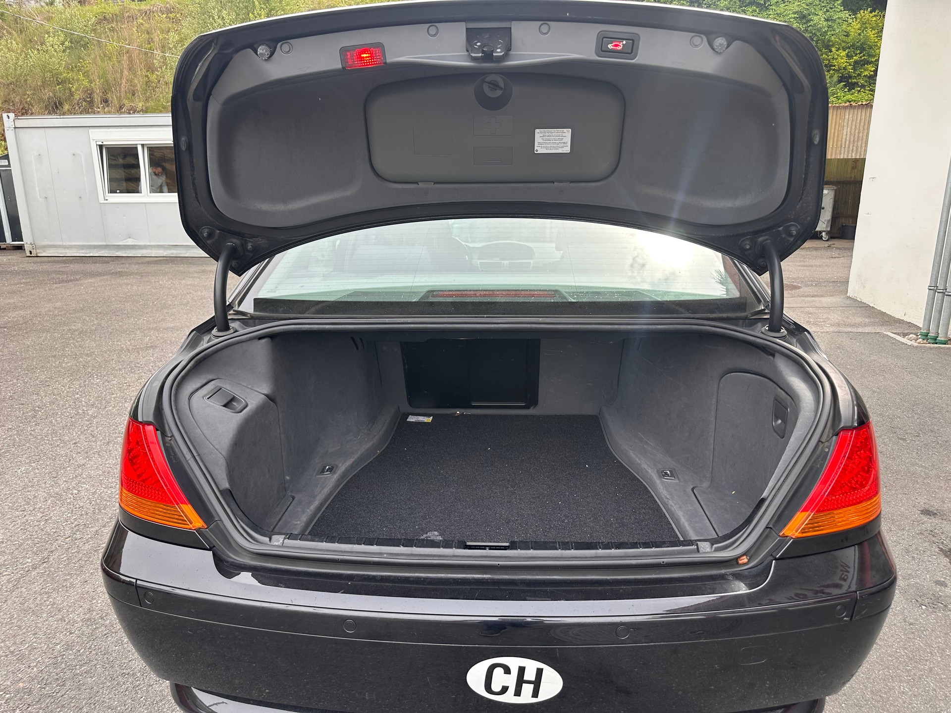 BMW 745i-image-8