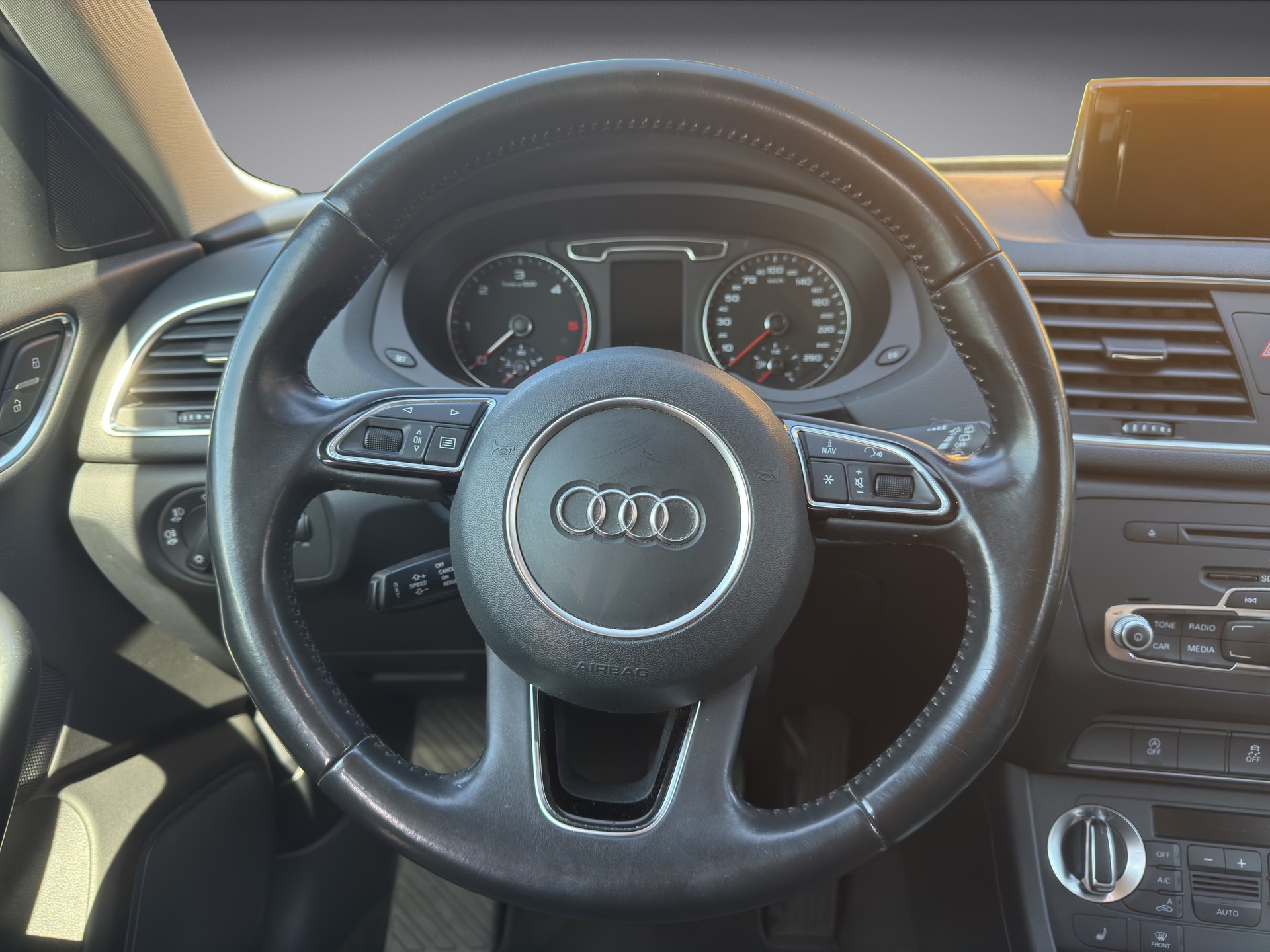 AUDI Q3 2.0 TDI 140 quattro S-Tronic-image-8