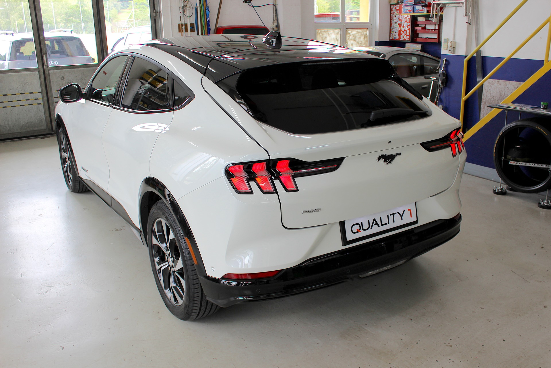 FORD Mustang MACH-E Premium AWD 99 kWh 💥 TOP Ausstattung inkl. AHK 💥 Garantie 💥 Lieferung möglich-image-7