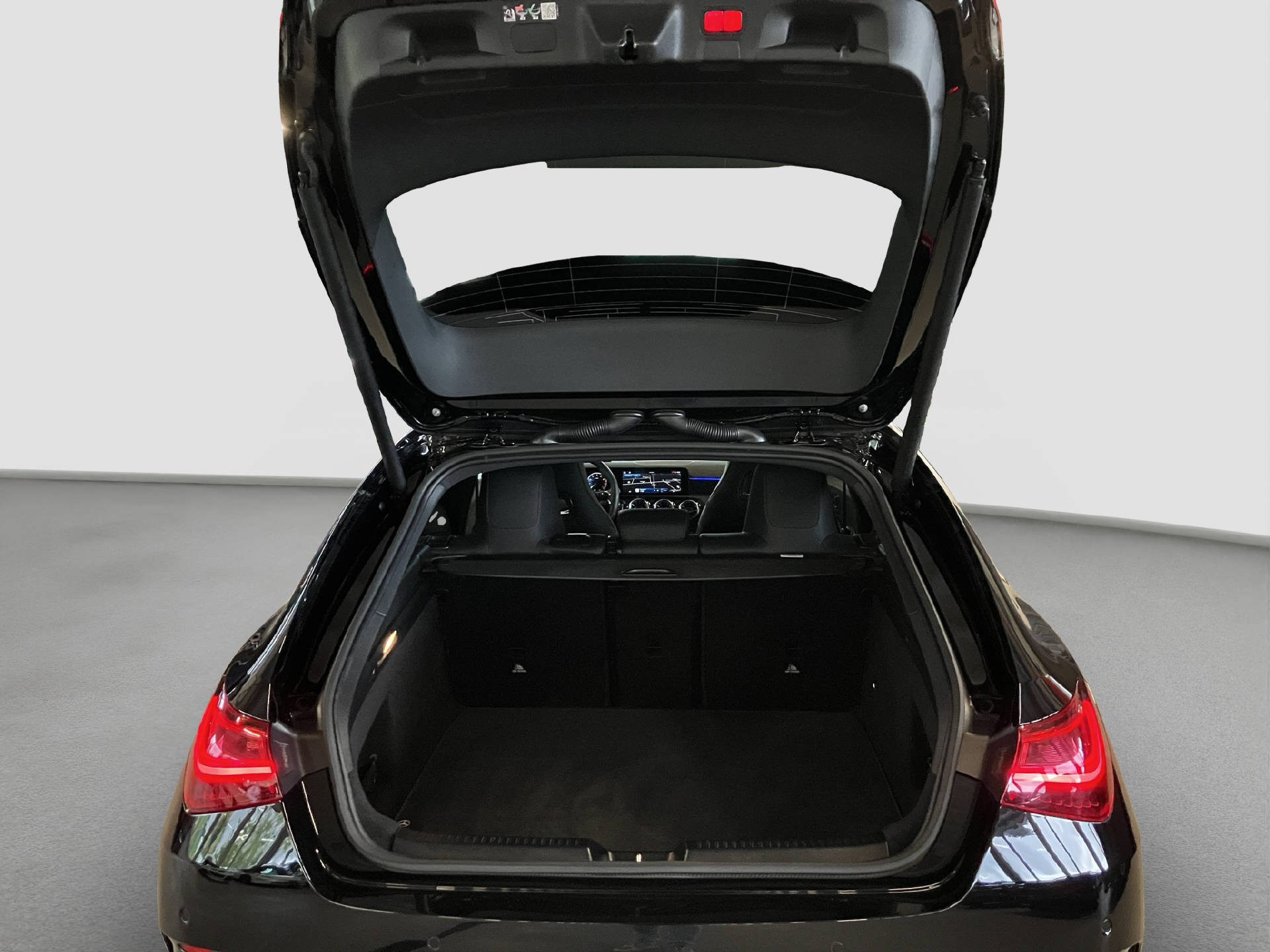 MERCEDES-BENZ CLA 180 AMG Line Shooting Brake-image-14