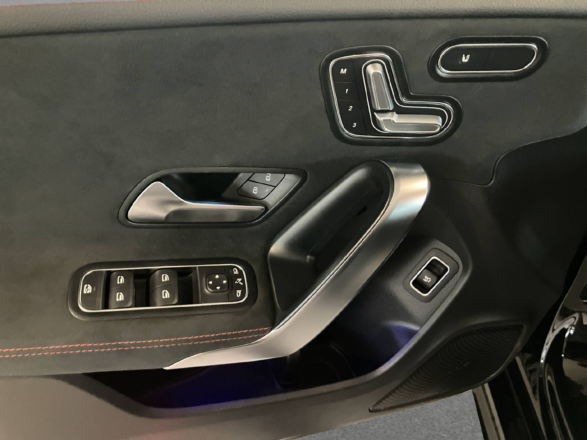 MERCEDES-BENZ CLA 180 AMG Line Shooting Brake-image-12