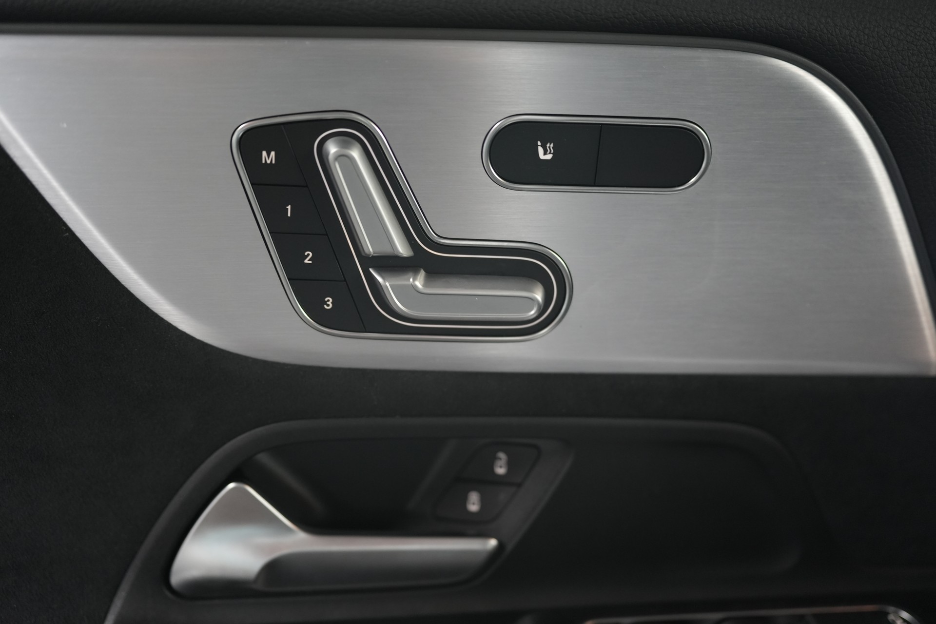 MERCEDES-BENZ B 250 AMG Line-image-16