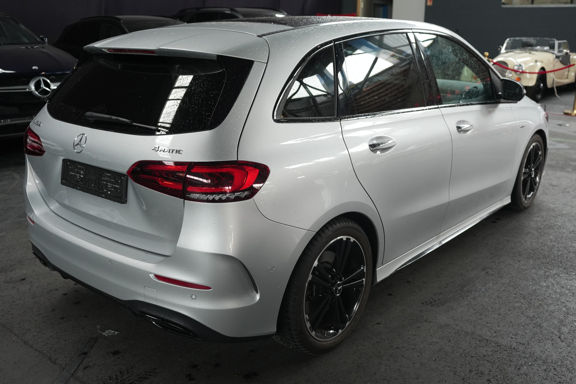 MERCEDES-BENZ B 250 AMG Line-showroom-element-3