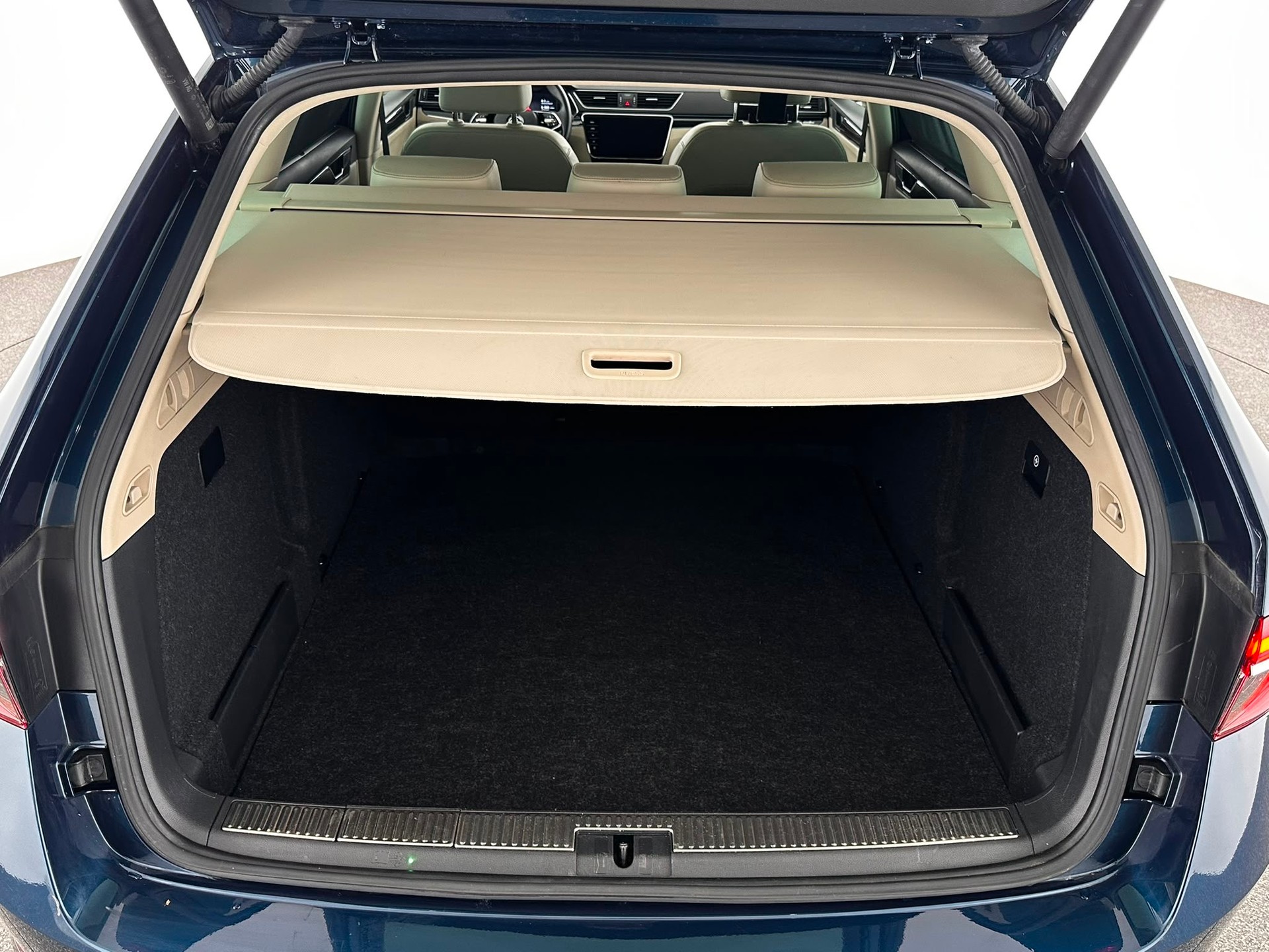 SKODA Superb Combi 2.0 TSI L&K 4x4 DSG / Vollausstattung / AHK / Leasing ab 399.--image-15