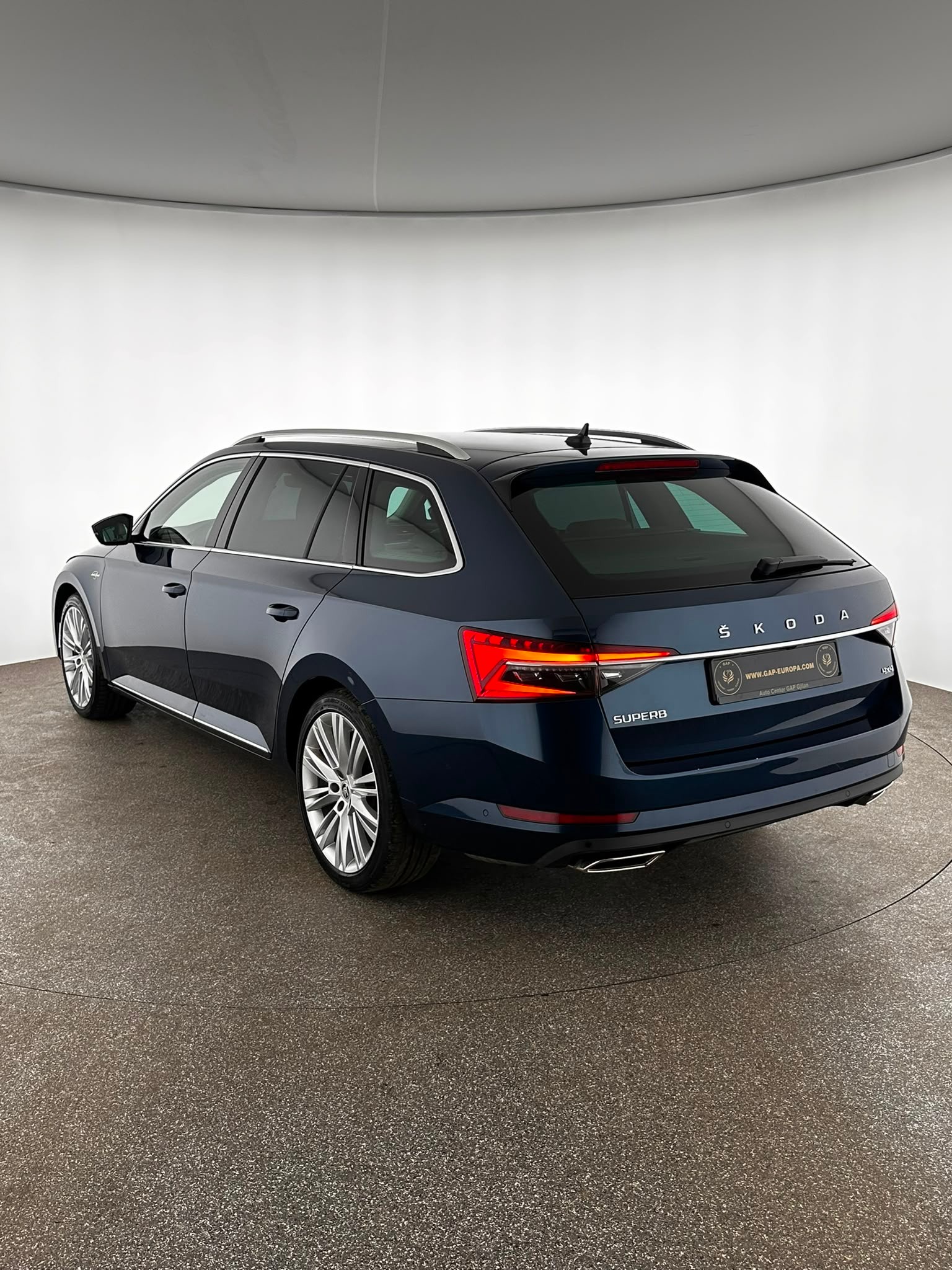 SKODA Superb Combi 2.0 TSI L&K 4x4 DSG / Vollausstattung / AHK / Leasing ab 399.--showroom-element-1