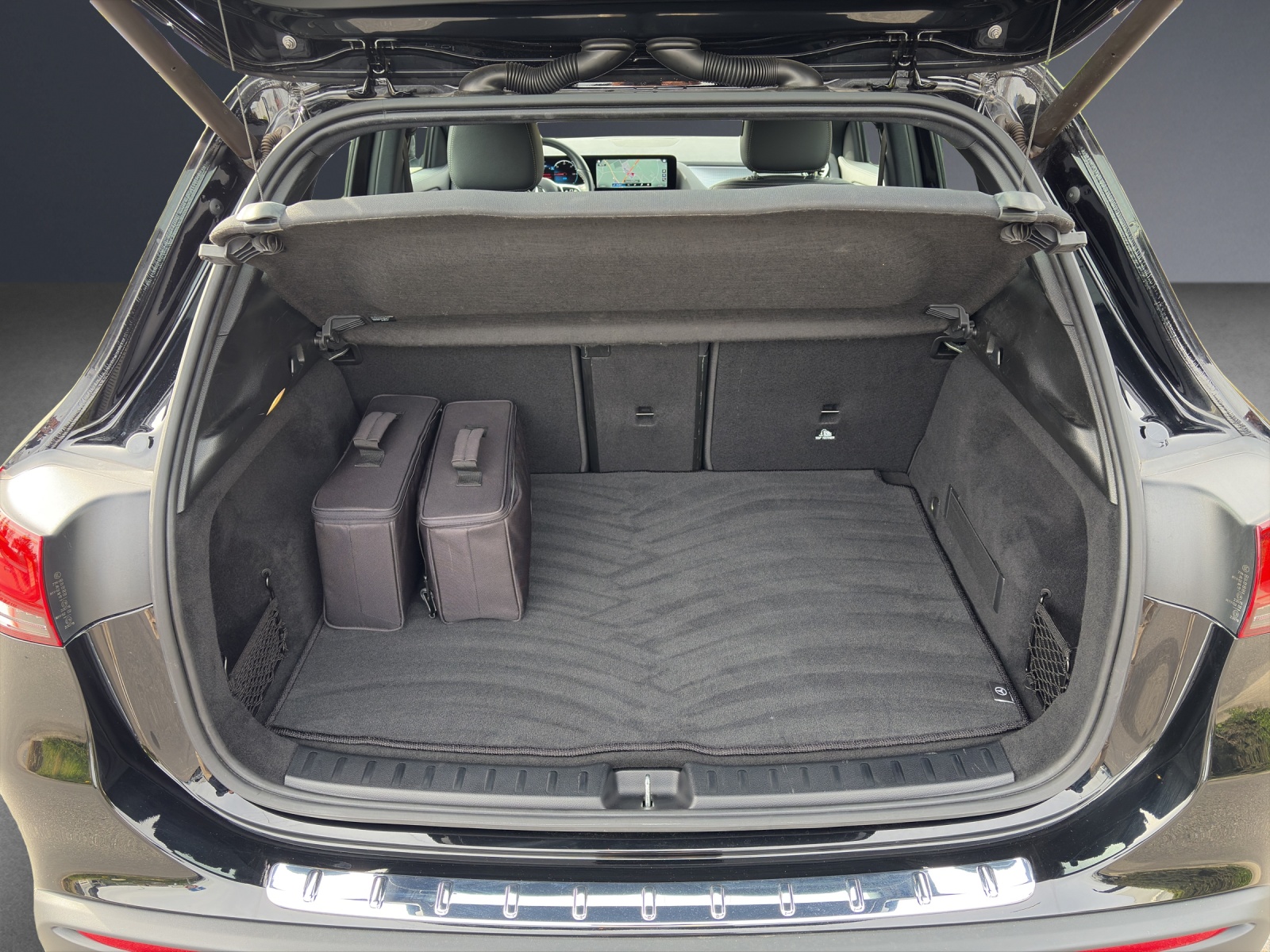 MERCEDES-BENZ EQA 300 4Matic-image-10