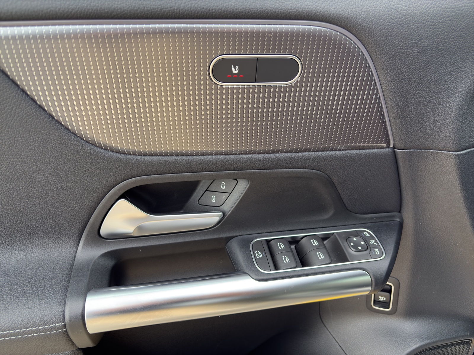 MERCEDES-BENZ EQA 300 4Matic-image-11