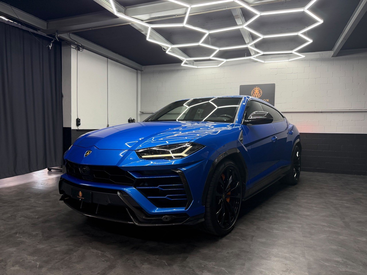LAMBORGHINI Urus E-Gear | Akrapovic | Full Carbon | Panorama Dach | Lambo Garantie-showroom-element-2