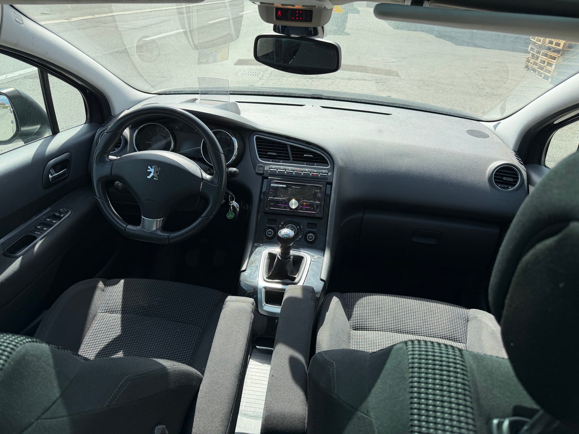 PEUGEOT 5008 1.6 16V T Sport-image-4