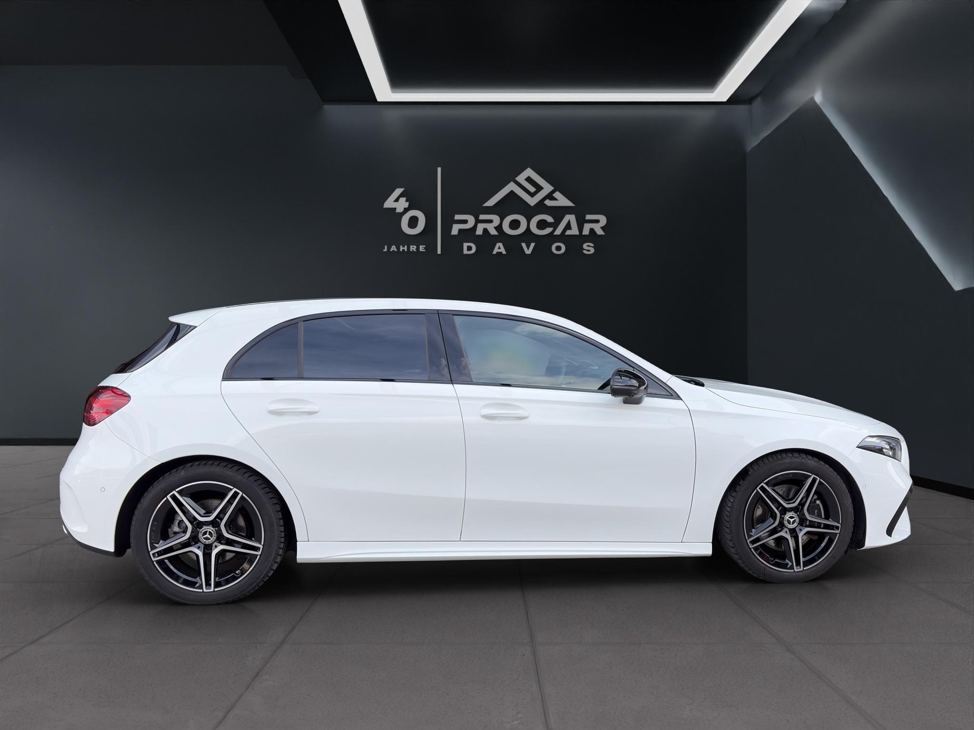 MERCEDES-BENZ A-Klasse W177 A 220 AMG Line 4m-showroom-element-1