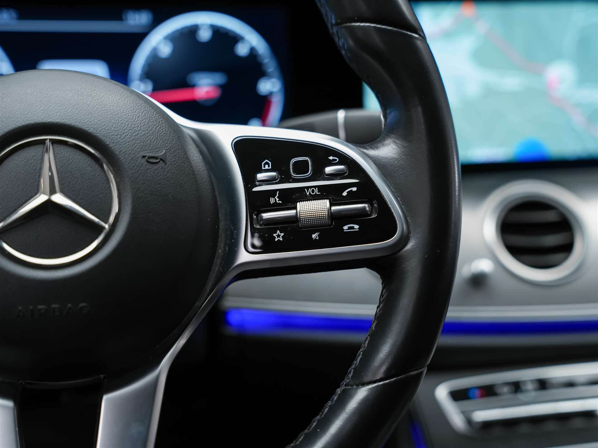 MERCEDES-BENZ E 220 d AMG Line 9G-Tronic *360° Kamera*Assistenten*Ambientebeleuchtung*-image-27