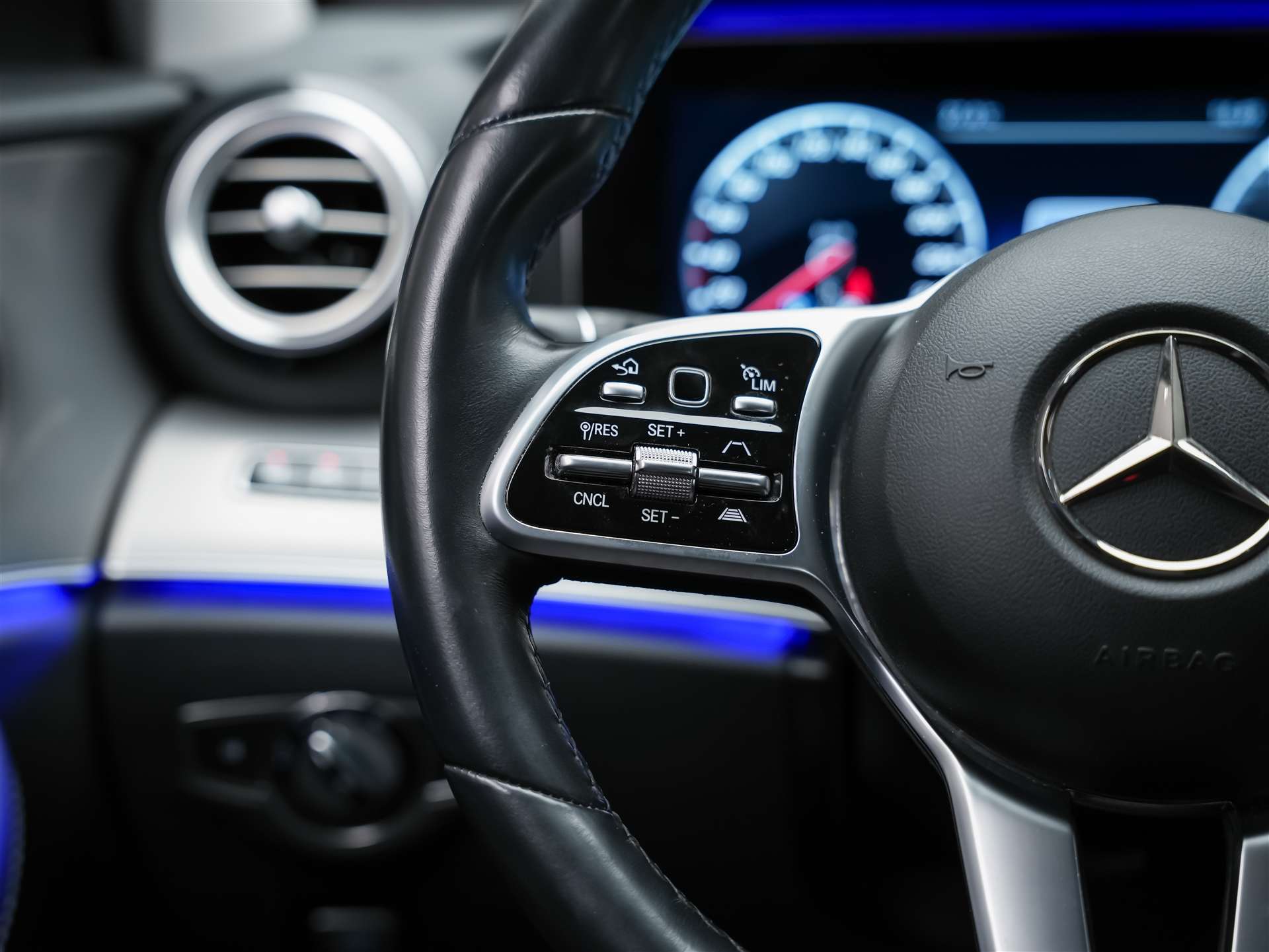 MERCEDES-BENZ E 220 d AMG Line 9G-Tronic *360° Kamera*Assistenten*Ambientebeleuchtung*-image-26