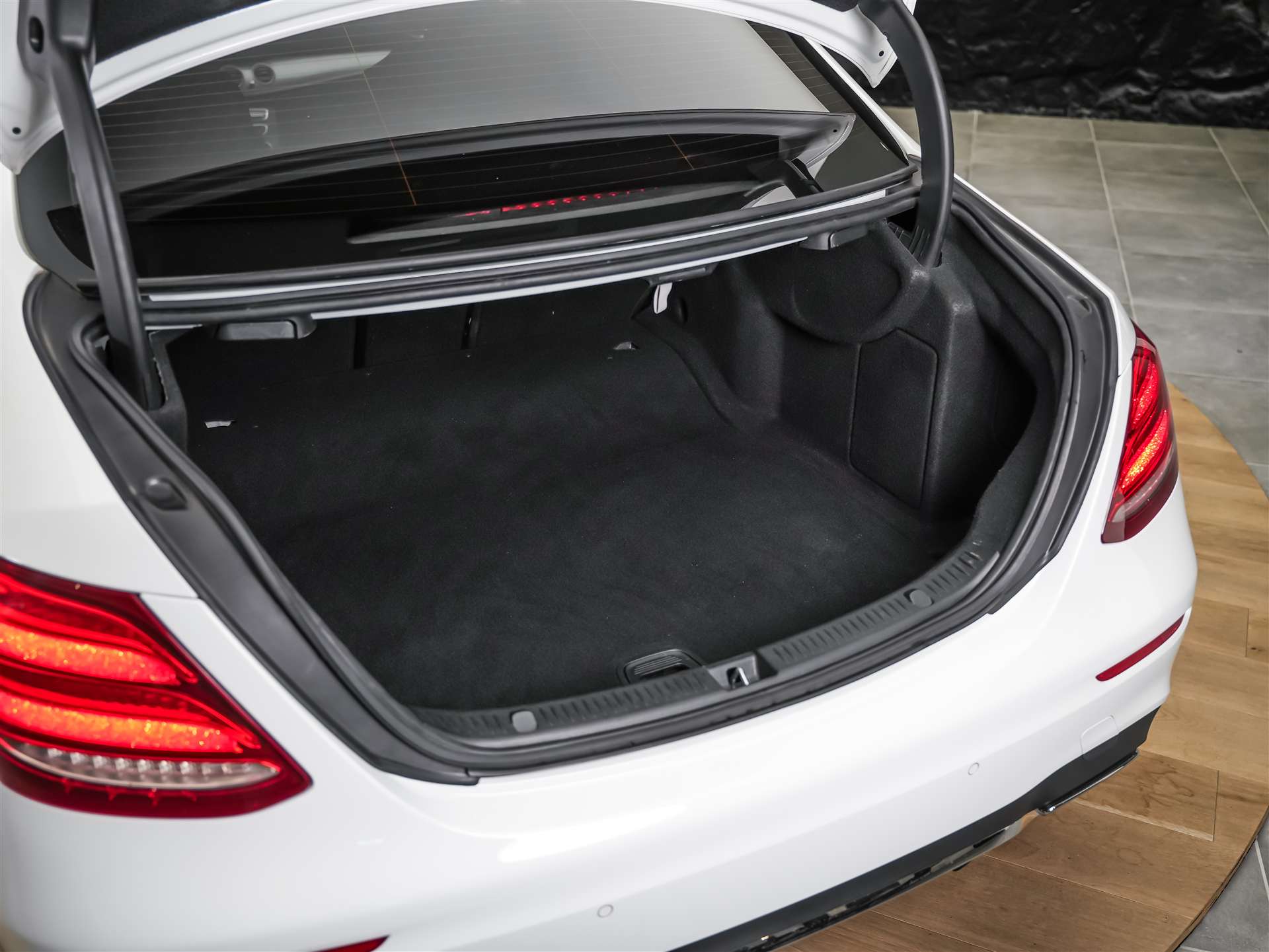 MERCEDES-BENZ E 220 d AMG Line 9G-Tronic *360° Kamera*Assistenten*Ambientebeleuchtung*-image-40