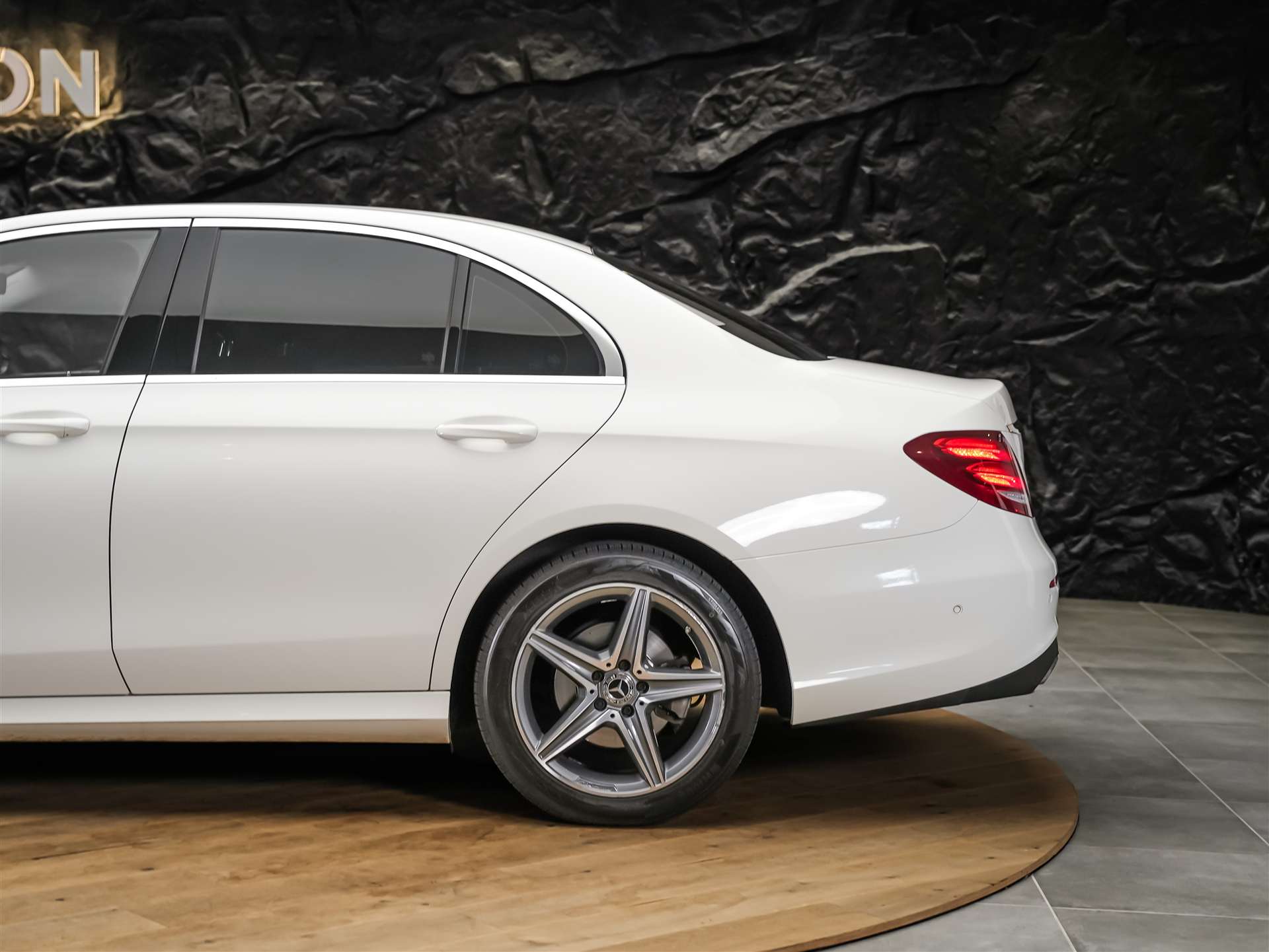 MERCEDES-BENZ E 220 d AMG Line 9G-Tronic *360° Kamera*Assistenten*Ambientebeleuchtung*-image-16
