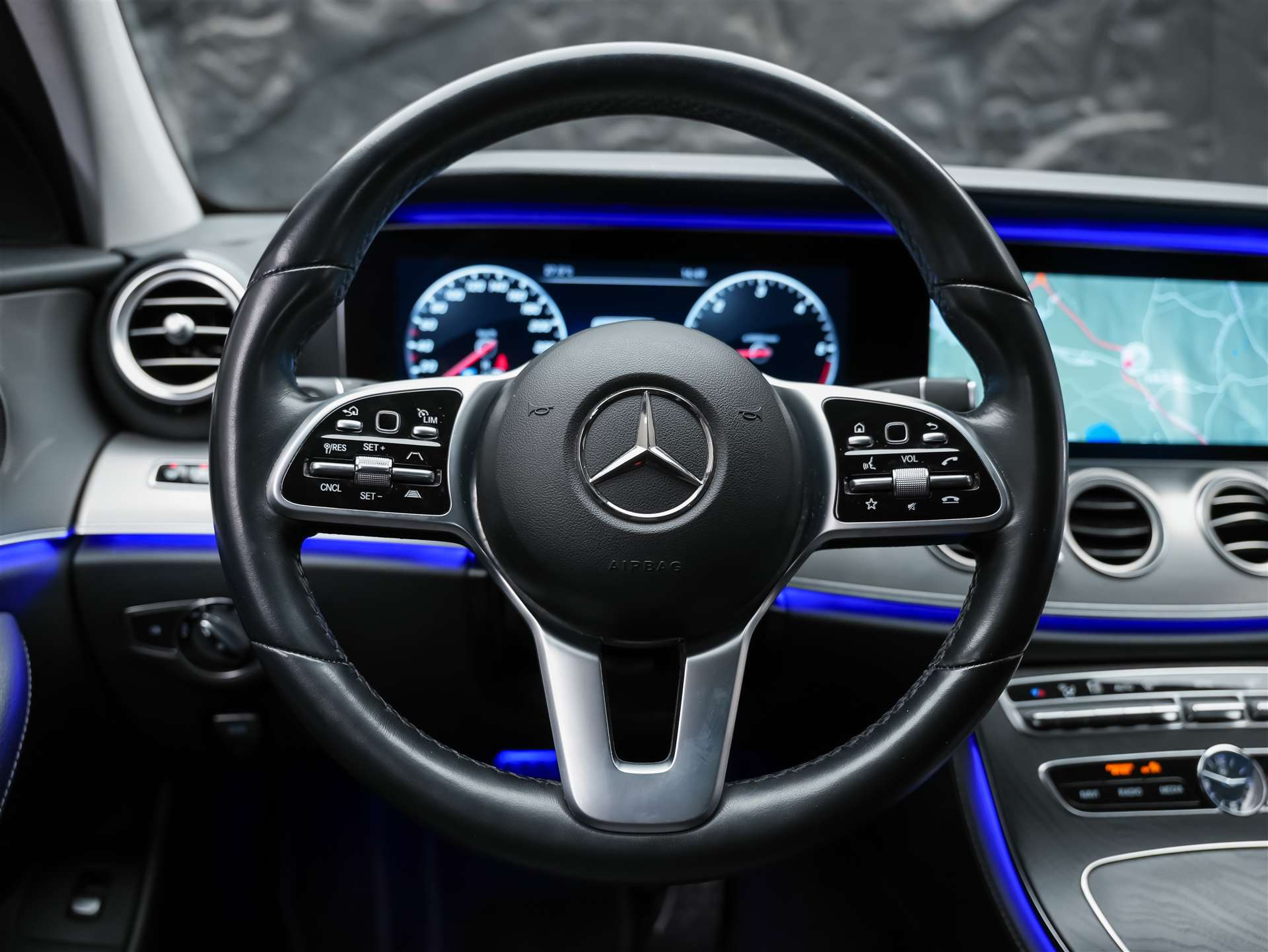 MERCEDES-BENZ E 220 d AMG Line 9G-Tronic *360° Kamera*Assistenten*Ambientebeleuchtung*-image-25