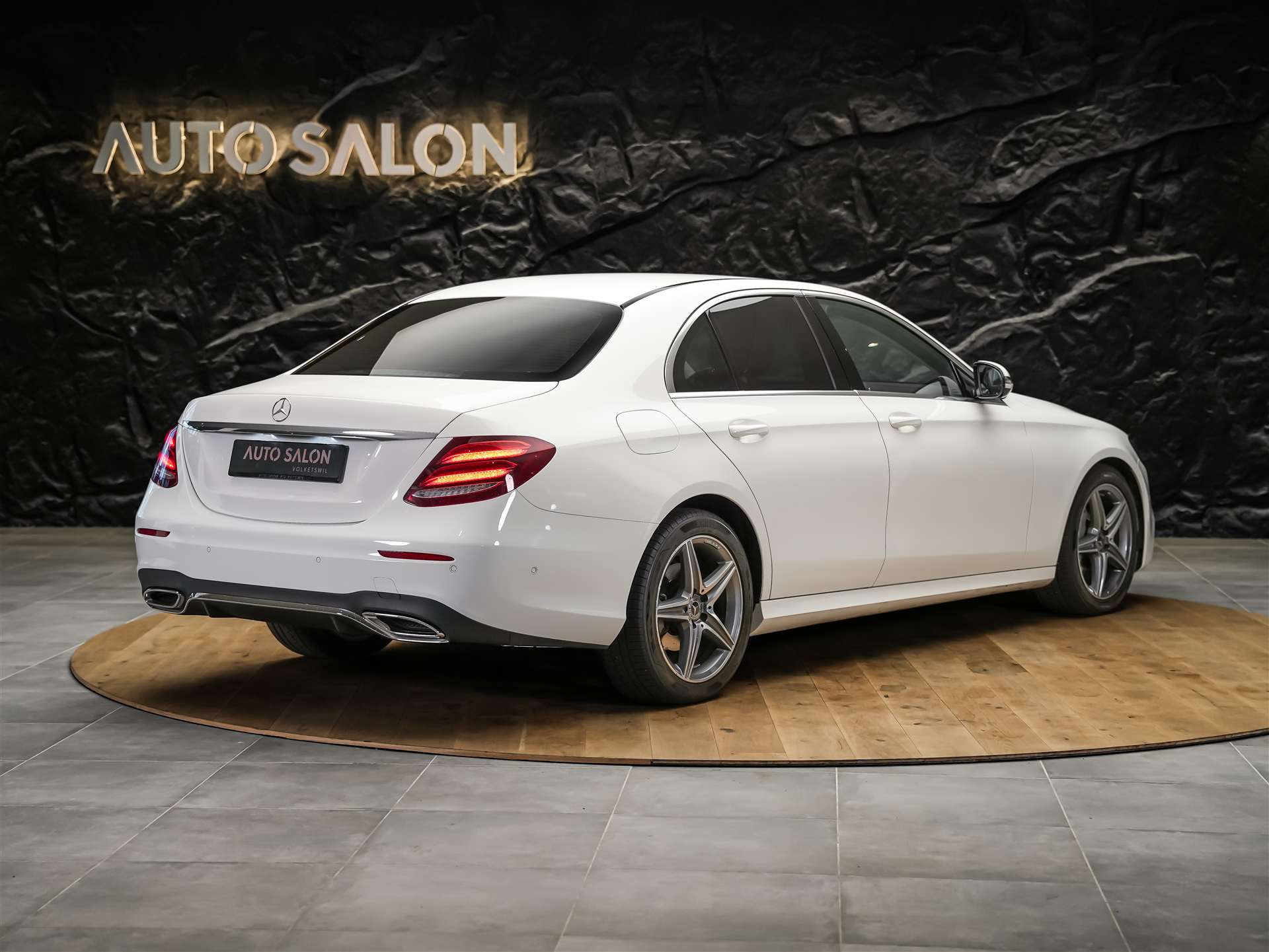 MERCEDES-BENZ E 220 d AMG Line 9G-Tronic *360° Kamera*Assistenten*Ambientebeleuchtung*-image-4
