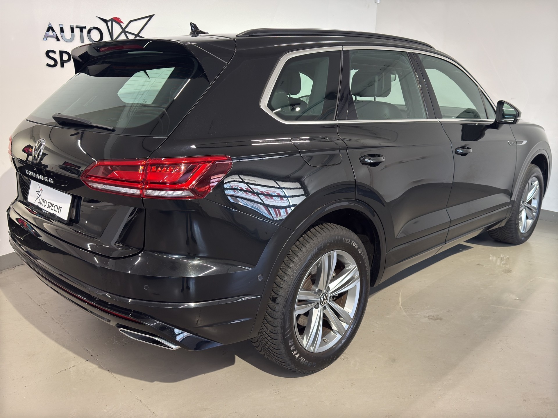 VW Touareg 3.0 TDI R Line Tiptronic-showroom-element-3