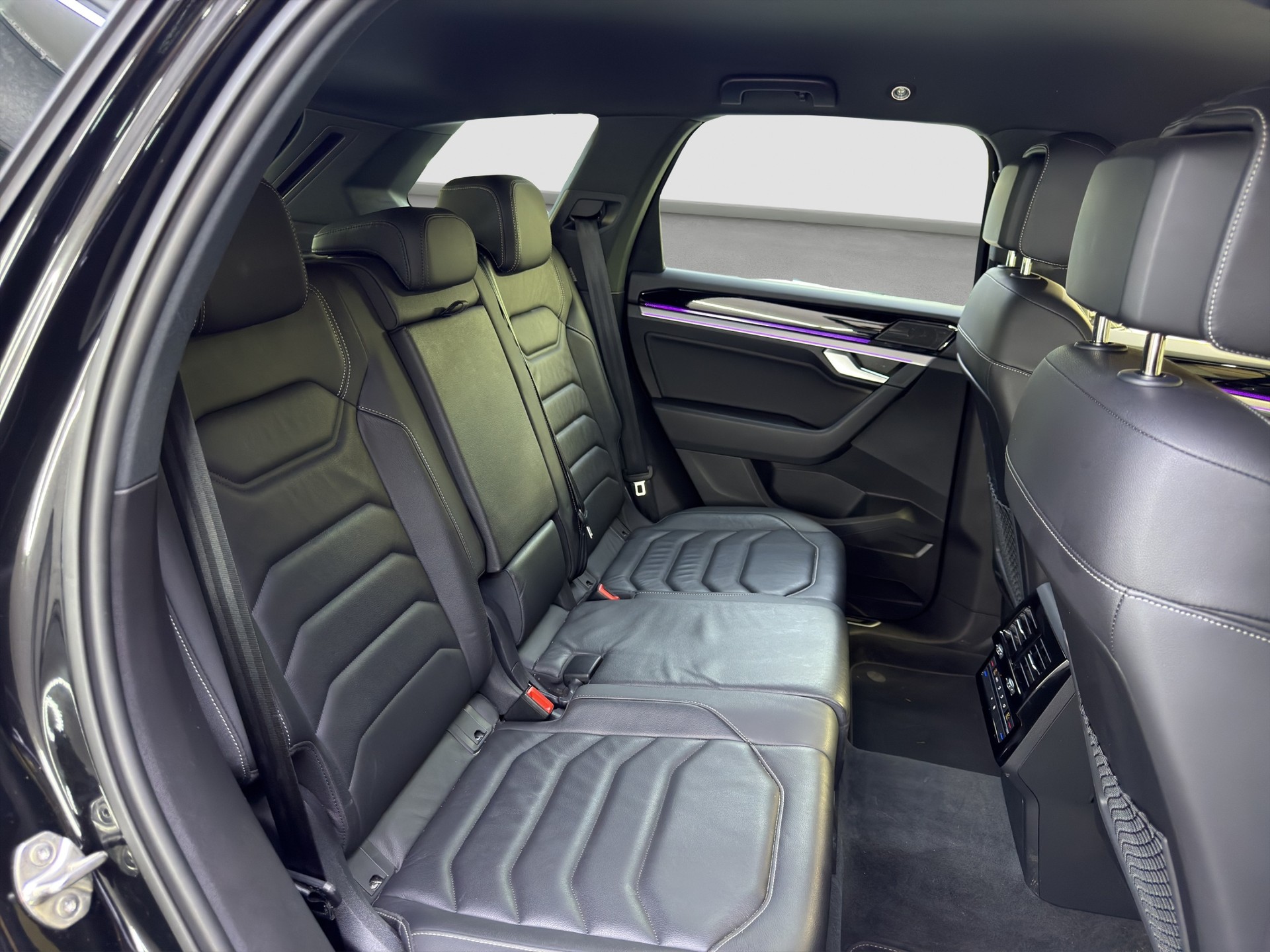 VW Touareg 3.0 TDI R Line Tiptronic-image-14