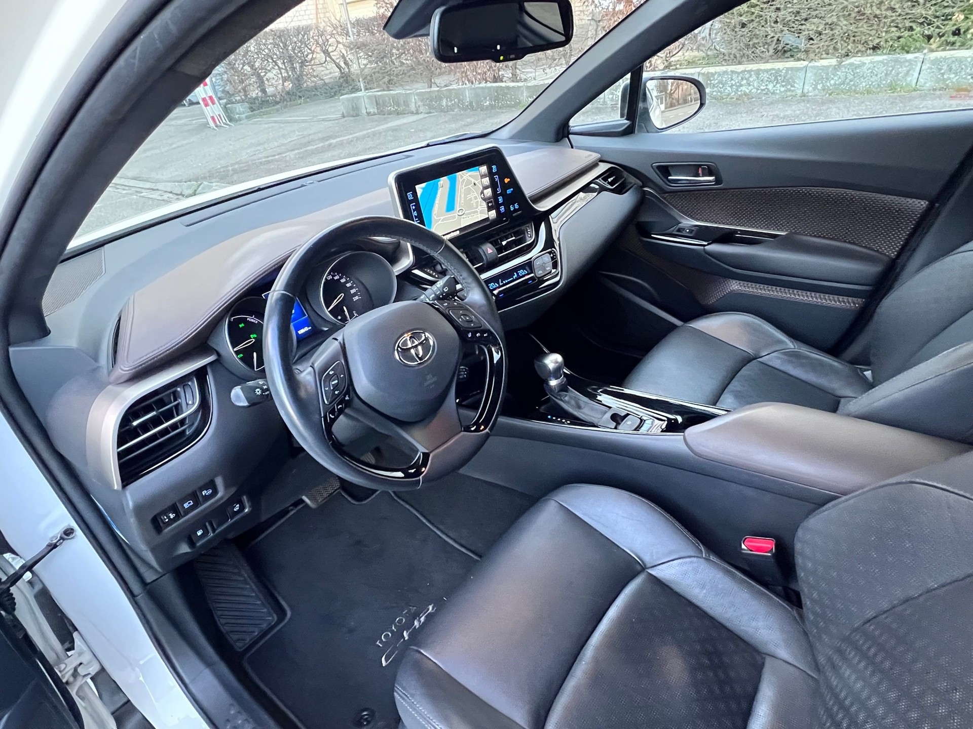 TOYOTA C-HR 1.8 HSD Premium CVT-image-9